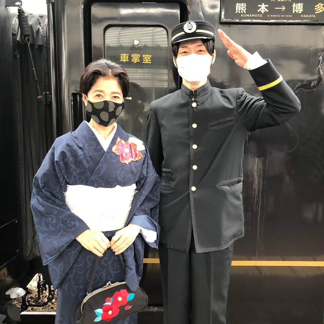 宮崎美子さんのインスタグラム写真 - (宮崎美子Instagram)「無限列車に乗って来ました。  熊本駅から博多駅まで4時間半の旅。  最終運行でした。  無限列車であり、SL人吉。  7/3熊本駅から人吉駅まで、私達を運んでくれた100歳近い蒸気機関車です。 雨の中、人吉駅の転車台で見送って以来です。 再会できて良かったです。  無事に走れていて良かったです。  こちら乗車の模様を先程はYouTube『よしよし。』にUPさせていただきました。 是非、ご覧ください。  https://youtu.be/Ob1Ljv8slVY  #sl人吉 #無限列車編 #きめつのやいば #宮崎美子」1月7日 20時57分 - miyazakiyoshiko.official