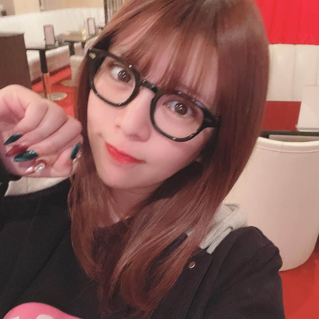 坂口杏里のインスタグラム：「30歳萌え萌えきゅん❤️（痛） 前髪作って髪暗くして なんとか坂に（坂のアイドルグループ多すぎやねん） いそう？いなさそう？ 顔だけならいるかも。いやないか。 今日まではclub  SLOW通常営業です✨ なにかあればご連絡ください💁‍♀️  club  SLOW 新宿区歌舞伎町1-9-6 三経32ビル3F 0332008522」