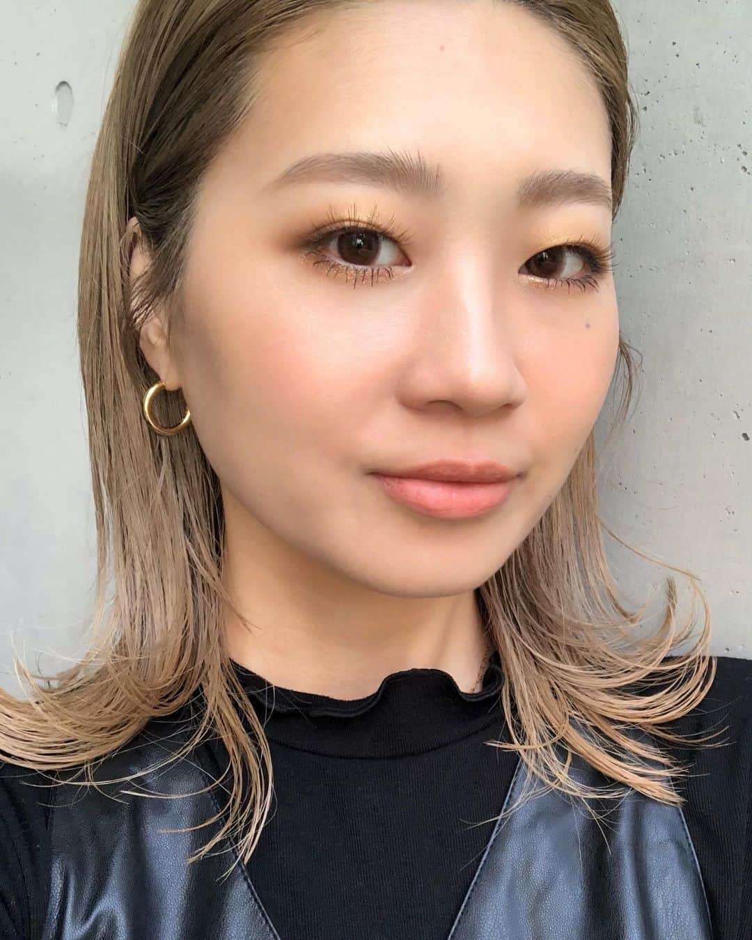 M∙A∙C Cosmetics Japanのインスタグラム：「本日の『NEWYEARコフレ① ブラシ編』の#MACインスタライブ で使用した製品はこちらです👇 With MASAMI YAMADA @masam1101 ㅤ ご視聴いただいた皆さま、有難うございました✨ まだの方はIGTVからぜひご覧くださいませ。 ㅤ 【使用製品】 ＜キット製品＞ ■M･A･C ニューイヤー アイパレット コフレ （アンバー） -M･A･Cプレップ プライム 24 アワー エクステンド アイ ベース -# 217s ブレンディング ブラシ -スモール アイシャドウ x 9: アンバー タイムズ ナイン ■M･A･C ニューイヤー フェイスブラシ コフレ -# 170 シンセティック ラウンド スラント ブラシ -ブラシ クレンザー ■M･A･C ニューイヤー アイシャドウブラシ コフレ -# 217S ブレンディング ブラシ -# 219S ペンシル ブラシ -ブラシ クレンザー   ＜その他使用製品＞ ＊FACE ・ライトフル C+ ティンティッド プライマー SPF 45 ・スタジオ フィックス フルイッドSPF15 / NC25 (コフレ内170ブラシを使用) ・ライトフルC+ パウダー ファンデーション/NC35 (187ブラシを使用) ・グロウ プレイ ブラッシュ/ソー ナチュラル (コフレ内170ブラシ) M･A･C プレップ プライム フィックス+ ＊EYES ・M∙A∙C プレップ プライム 24 アワー エクステンド アイ ベース ・ダズルシャドウ リキッド / ブリンキング ブリリアント (217ブラシを使用) ＊LIPS ・パウダー キス リップスティック / マイ トゥイーディ ・M･A･C プレップ プライム リップ」