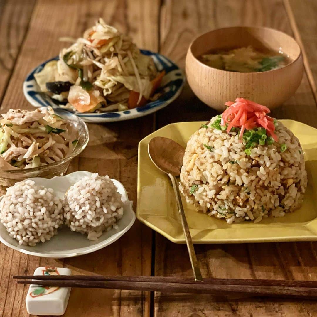 Atsukoのインスタグラム：「今日の晩御飯 2021.01.07 ． 炒飯 餅米焼売 中華サラダ 野菜炒め ニラ卵味噌汁 ・ ・ 炒飯と野菜炒めは王将で。笑 まぁたまにはこんな日も😆 娘は今日も友達宅にお泊まりらしい😂😂」