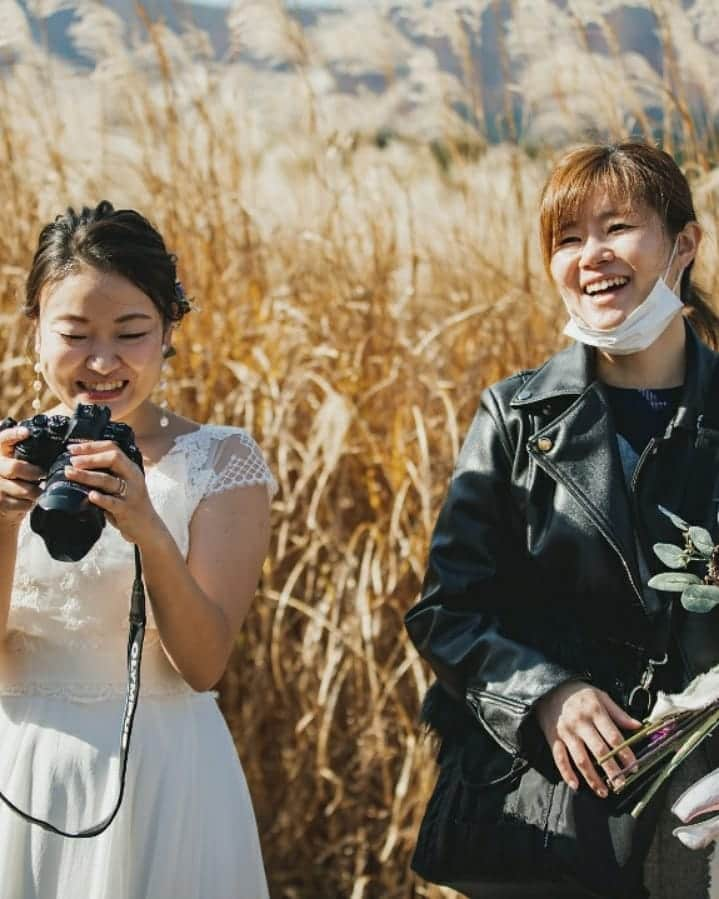 Cli'O mariageクリオマリアージュさんのインスタグラム写真 - (Cli'O mariageクリオマリアージュInstagram)「@hakone.retreat × @cliomariage の旅フォトウエディングのお写真頂戴しました✨ 沢山のサプライズとキュートな撮影小物達、お洒落なウエディングケーキ、お二人の愛情が伝わって来ますね、11月下旬の箱根リトリート、オリジナルドレスとニットカーディガンも可愛いです🥀 . 沢山の幸せが降り注ぎます様に🕊️ サプライズの深紅のバラの花束💐に感動です✴️ . お部屋選びから旅が始まりまる旅フォトウエディング🥀 . 最近では、家族での簡単なセレモニーも希望される方もチラホラ、プラン作ってみますね✨ . 宿泊のお部屋は、薪ストーブのあるお部屋にも泊まってみたいですよね🌿 . 随時受付しておりますので、先の御予約もお部屋のリザベーションもございますから、計画的なプランをおすすめしています🥀 . 旅と建築と… 自然と食事… お気に入りの写真と… コーヒー☕ .　　　　　　　　 思い出を紡ぐ… . 春夏秋冬 . 余韻の残るフォトウエディングの旅 お気に入りの宿… . 🕊️Wedding Photo Trip🕊️ Hakone Retreat × Cli'O mariage 自然アートを切り取ったような宿泊コラボレーションウエディングフォト🌿 . 人気の施設、素敵なクリエーター達ですから、撮影日や宿泊の日程タイミング合わせは、なるべくお早めをお薦め致します🌿 . ★ホームページが完成★ https://www.cliomariage.com/weddingphototrip/ 箱根リトリートとの宿泊コラボレーションフォトスタートです🕊️ . 【Wedding photo trip 】 hakone retreat×Cli'O mariage @hakone.retreat  @cliomariage お問い合わせは、クリオマリアージュが担当しております🕊️ . クリオマリアージュのLINE等でお気軽にお問い合わせ下さいね✨ . 都会の喧騒を離れ、都心からもっとも近い自然の癒しと北欧を感じる箱根リトリートに宿泊し、施設内や仙石原でマイナスイオンたっぷりのフォトウエディングと旅を楽しむのは、お二人にとって思い出深きものになります🕊️ . 拘りのドレスやタキシード、印象的な写真は勿論、ご家族ご親族と一緒に宿泊して大切な思い出に🌿 大切な家族だからこそ、穏やかな場所と時間で結婚を祝いたい、親族のお披露目をしたい、施設内の料亭（俵石）やフレンチレストラン（WOODSIDE dining）でも皆様でお食事も、家族の為のウエディングケーキもオーダー可能です🍃 . 勿論お二人で思い出深いフォトウエディング、更にどのお部屋にするか選ぶのも楽しみです、北欧家具に囲まれた広いお部屋に、薪ストーブのあるお部屋に、森の中の露天風呂付コテージにと、二人で決めてゆくのも楽しいひと時です🕊️ . 記念日ごと、家族の祝いの日にまた訪れたい場所とクリオマリアージュがコラボレーション、素敵なフォトウエディングのために 【Wedding photo trip】 hakone retreat×Cli'O mariage 箱根リトリート×クリオマリアージュがスタート🌿 . 結婚式はしないと決めている方、結婚式の延期や中止されたカップルや、両親に感謝の気持ちを伝えるためのアルバムが欲しい、前撮り後撮りも思い出深いものにしたい、ご家族や親族と一緒に楽しみたい、親しい友人とも思い出にしたい、そんなお二人にぜひおすすめしたいフォトウエディングの旅🕊️ 詳細は専用ホームページをご覧くださいませ。 https://www.cliomariage.com/weddingphototrip/  . ★リアルなクリオマリアージュブライズをご紹介しております⏬  @cliomariage_brides ★パーティーや花嫁アクセサリーのご購入検討中の方はこちらをご覧ください⏬ @cliomariage.shop . The request of photo wedding is also possible. Please make an appointment. ↓↓↓ ☏+81-3-3770-9722 ✉info@cliomariage.com 1-16-16-5F Dogenzaka,Sibuya,Tokyo #cliomariage #photowedding #クリオマリアージュ #フォトウエディング #ウエディングフォト #ウエディングドレス #ドレス試着 #結婚準備 #ドレス探し  #結婚式はしない #前撮り #後撮り #リゾート婚 #アウトドアウエディング #プレ花嫁 #卒花嫁  #高身長花嫁 #家族婚  #2020冬婚　#2021春婚　#婚約 #ドレス迷子 #結婚式延期 #箱根リトリート #箱根旅 #weddingdress #結婚しました」1月7日 20時53分 - cliomariage