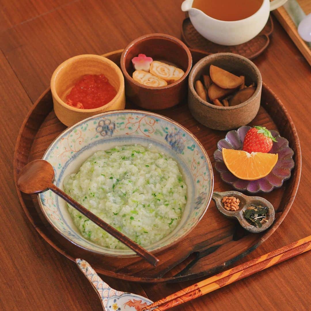 Kaori from Japanese Kitchenさんのインスタグラム写真 - (Kaori from Japanese KitchenInstagram)「味三変化の七草粥。重ね小鉢が大活躍です。 ・ こんばんは。 今日の朝ごはんは 人日の節句ということで七草粥でした。 今年は切に無病息災を願って、いただきました。 （ちなみに七草粥食べますか？のアンケートをしたところ 　食べる:食べないが半々に…！笑 　総勢2000名超の答えてくれた方ありがとうございました。） ・ 七草粥を単品で食べるのがちょっと苦手なので 美味しくなるトッピングを色々用意しました。 最初は普通の味を楽しみ、 次は出汁あんかけと海苔とあられをトッピングしておじや風に、 最後は鮭いくらをトッピングして豪華に〆る。 口福、満腹でございました。 お粥に出汁あんかけをかける技は 京都の老舗料亭「 #瓢亭 」さんの名物です。 ぜひ一度食べてみてほしいです。 お出汁を葛粉で解いたら完成。片栗粉でもOK。 ・ 【薬膳の話】 七草一つ一つの効能を語り始めると 時間がかかりそうなので、ざっとまとめると 全体的に「苦味」を持つものが多く 溜まった毒素を排出するデトックス効果が期待できます。 また、消化器官を養う効能を持つ草が多いので 正月で胃もたれしている人におすすめです。 ちなみに、七草を買い忘れた人や 味が苦手という方は、春菊や大根葉、 小松菜などで代用しても大丈夫です。 なんならお粥だけでも全然OK。 お粥は気を補う効果がありますので 元気のない人にぴったり。 薬膳の力を借りて身体を調えていきましょう☺ ・ 【おしながき】 七草粥 出汁あんかけ 鮭いくら 卵焼きと梅生麩 さつまいもとしめじのきんぴら とちおとめとたんかん ・ ・ ・ ・ 2021.01.07 Thu Hi from Tokyo! Here’s Japanese breakfast:7 herbs porridge, dashi soup jerry, grilled salmon flakes w/ ikura, rolled egg omelet w/ gluten cake, sweet potato and mushroom kinpira, strawberry and fresh orange as dessert. ・ ・ ・ ・ #Japanesefood #breakfast #朝ごはん #おうちごはん #早餐 #薬膳 #うつわ #自炊 #家庭料理 #松浦コータロー #小澤基晴 #七草粥」1月7日 20時56分 - coco_kontasu