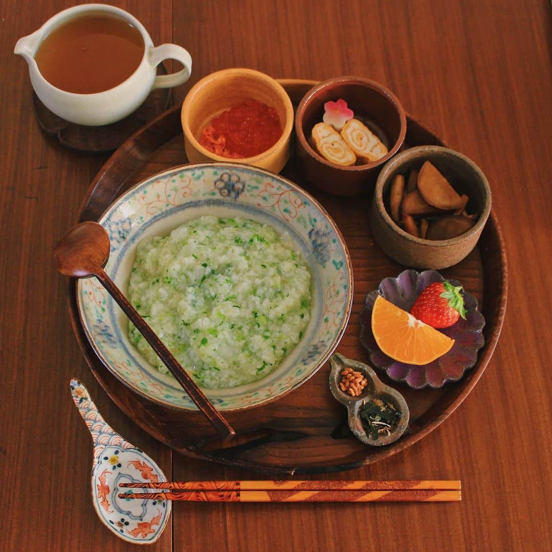 Kaori from Japanese Kitchenさんのインスタグラム写真 - (Kaori from Japanese KitchenInstagram)「味三変化の七草粥。重ね小鉢が大活躍です。 ・ こんばんは。 今日の朝ごはんは 人日の節句ということで七草粥でした。 今年は切に無病息災を願って、いただきました。 （ちなみに七草粥食べますか？のアンケートをしたところ 　食べる:食べないが半々に…！笑 　総勢2000名超の答えてくれた方ありがとうございました。） ・ 七草粥を単品で食べるのがちょっと苦手なので 美味しくなるトッピングを色々用意しました。 最初は普通の味を楽しみ、 次は出汁あんかけと海苔とあられをトッピングしておじや風に、 最後は鮭いくらをトッピングして豪華に〆る。 口福、満腹でございました。 お粥に出汁あんかけをかける技は 京都の老舗料亭「 #瓢亭 」さんの名物です。 ぜひ一度食べてみてほしいです。 お出汁を葛粉で解いたら完成。片栗粉でもOK。 ・ 【薬膳の話】 七草一つ一つの効能を語り始めると 時間がかかりそうなので、ざっとまとめると 全体的に「苦味」を持つものが多く 溜まった毒素を排出するデトックス効果が期待できます。 また、消化器官を養う効能を持つ草が多いので 正月で胃もたれしている人におすすめです。 ちなみに、七草を買い忘れた人や 味が苦手という方は、春菊や大根葉、 小松菜などで代用しても大丈夫です。 なんならお粥だけでも全然OK。 お粥は気を補う効果がありますので 元気のない人にぴったり。 薬膳の力を借りて身体を調えていきましょう☺ ・ 【おしながき】 七草粥 出汁あんかけ 鮭いくら 卵焼きと梅生麩 さつまいもとしめじのきんぴら とちおとめとたんかん ・ ・ ・ ・ 2021.01.07 Thu Hi from Tokyo! Here’s Japanese breakfast:7 herbs porridge, dashi soup jerry, grilled salmon flakes w/ ikura, rolled egg omelet w/ gluten cake, sweet potato and mushroom kinpira, strawberry and fresh orange as dessert. ・ ・ ・ ・ #Japanesefood #breakfast #朝ごはん #おうちごはん #早餐 #薬膳 #うつわ #自炊 #家庭料理 #松浦コータロー #小澤基晴 #七草粥」1月7日 20時56分 - coco_kontasu