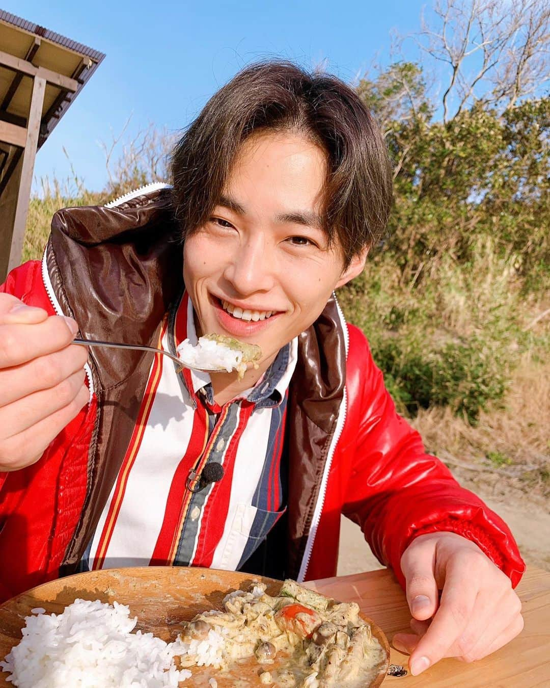 山口託矢のインスタグラム：「キャンプカレーに一人焼肉😬🍖 ひたすらよだれが出る写真やなぁ🤤🤤🤤 . . . #ももち浜ストア #一人焼肉  #撮影 #えもりえさん #彼女目線風  #この日はホットドッグ2本 #グリーンカレー #焼肉 #完食  #美味しすぎてペロッと #舞台終わりだったから余計に笑 #美味しい食べ物は世界を救う #わっしょい」