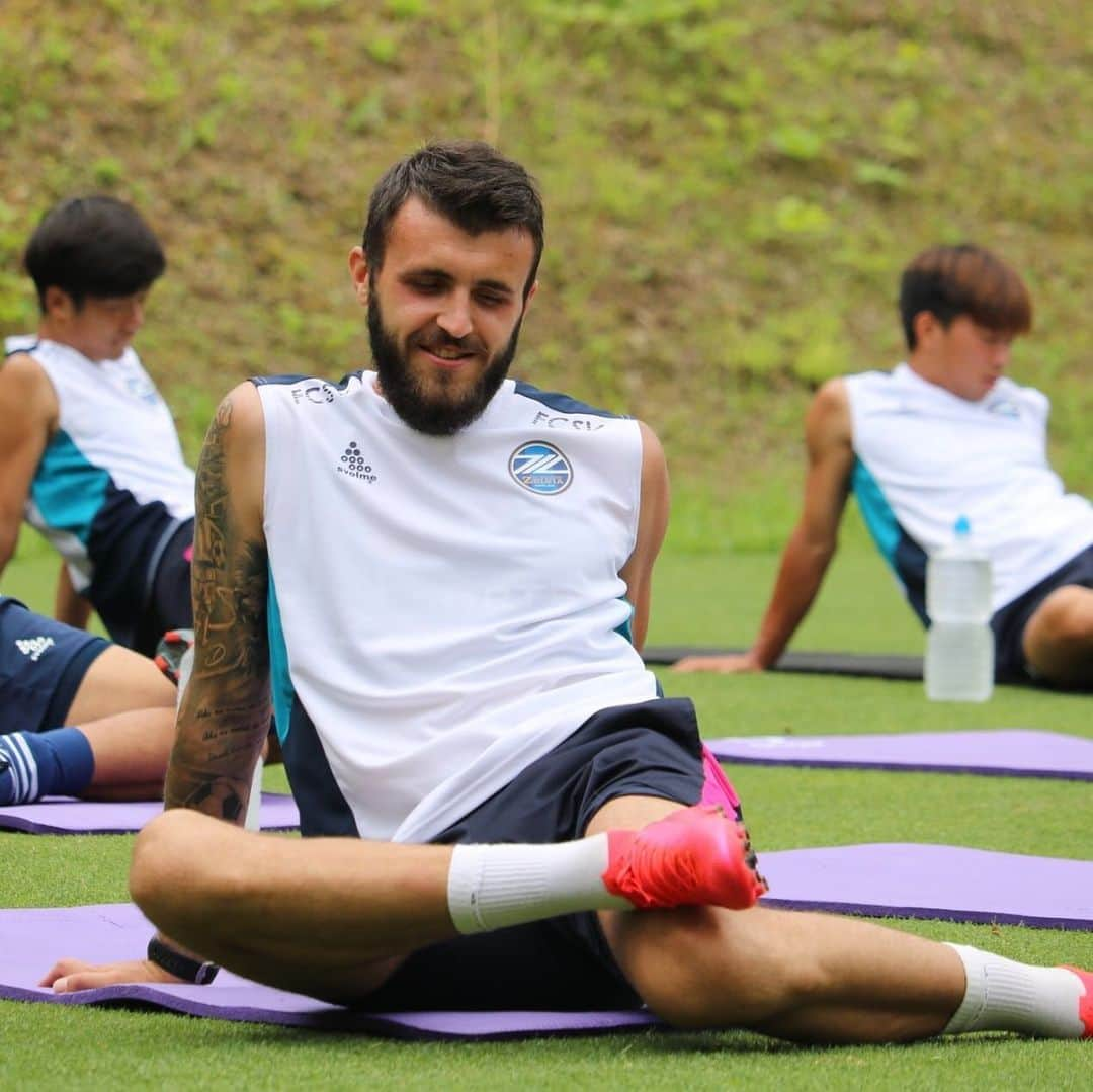 FC町田ゼルビアさんのインスタグラム写真 - (FC町田ゼルビアInstagram)「⚽️契約更新⚽️ ﻿ 本日、契約更新が発表された #マソビッチ 選手の写真をお届け📷﻿ ﻿ サイドをドリブルで駆け上がる姿が印象的なマソビッチ選手🏃🏻‍♂️ 労を惜しまずに攻守にアップダウンを繰り返し、ベンチでもチームを鼓舞‼️  町田のために、2021シーズンも闘う🔥 ﻿ #FC町田ゼルビア #zelvia #Jリーグ #サッカー #スポーツ #soccer #football #JLeague #町田﻿ #セルビア」1月7日 20時59分 - fcmachidazelvia