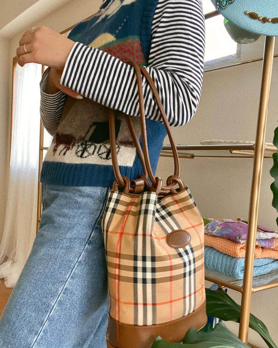 vintage Qooさんのインスタグラム写真 - (vintage QooInstagram)「Style with this bag for your every mood😎 #vintageqoo #burberry #burberrybag #sustainablefashion」1月7日 20時59分 - vintageqoo