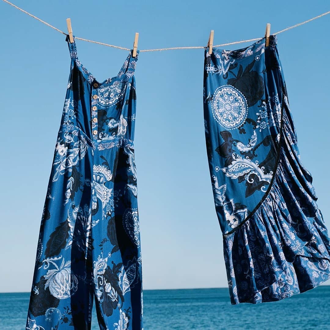 デシグアルのインスタグラム：「This 2021… “You’ll make use of every opportunity to be little bit better* every day”💚 #LoveTheWorld Philosophy *We’ve taken it very seriously and in addition to 30% of our collection now being made with sustainable fibres, we’re working so that in 2025 it can be 50%. And you? What commitments have you made this year?」