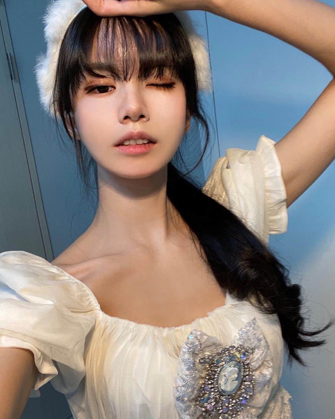 のインスタグラム：「기본카메라도 좋군 ..❄️🐇☃️ 어제 눈이 와서 힐링이었어요 🌨🤍 - #리베드아므 @liebe_de_ame 브로치 +머리띠 🤍」