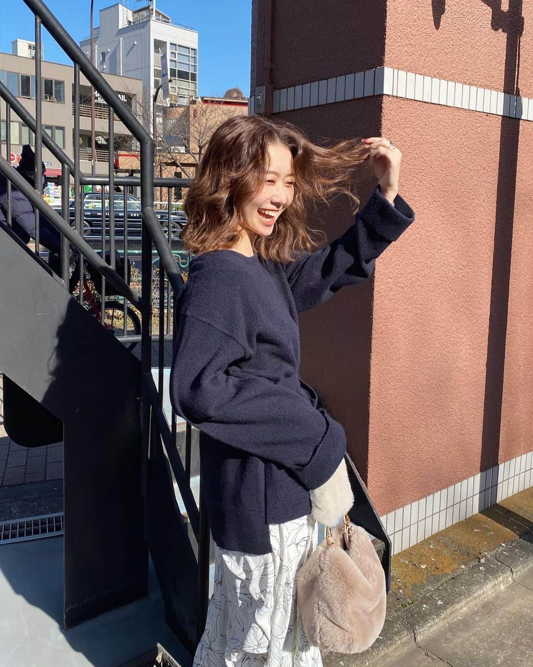 ikeda chizuruのインスタグラム：「今日のオススメコーデ♡﻿ 明日発売の新作をさっそく〜！﻿ ﻿ ニットとスカートのセットワンピ風で﻿ でも実はバラバラってやつ！笑﻿ ﻿ 着回し力抜群やのに﻿ 合わせて着たらワンピースみたいに﻿ コーデ完成しちゃうのよ。優秀👏﻿ ﻿ ニットの形は首元横広で﻿ カジュアルすぎず女性らしいから﻿ デートとかにも良いよねん♡﻿ ﻿ 一部店舗は昨日から、﻿ 全店WEBは明日から発売です😊﻿ ﻿ RUNWAYchannelの﻿ 10%OFFクーポン【MS_03842】﻿ は新作も使えるからぜひ使ってね〜〜👌﻿ —————————————————﻿ コーデ詳細は @mercuryduo_chizuru ﻿ TOPのURLからチェックしてね✔」