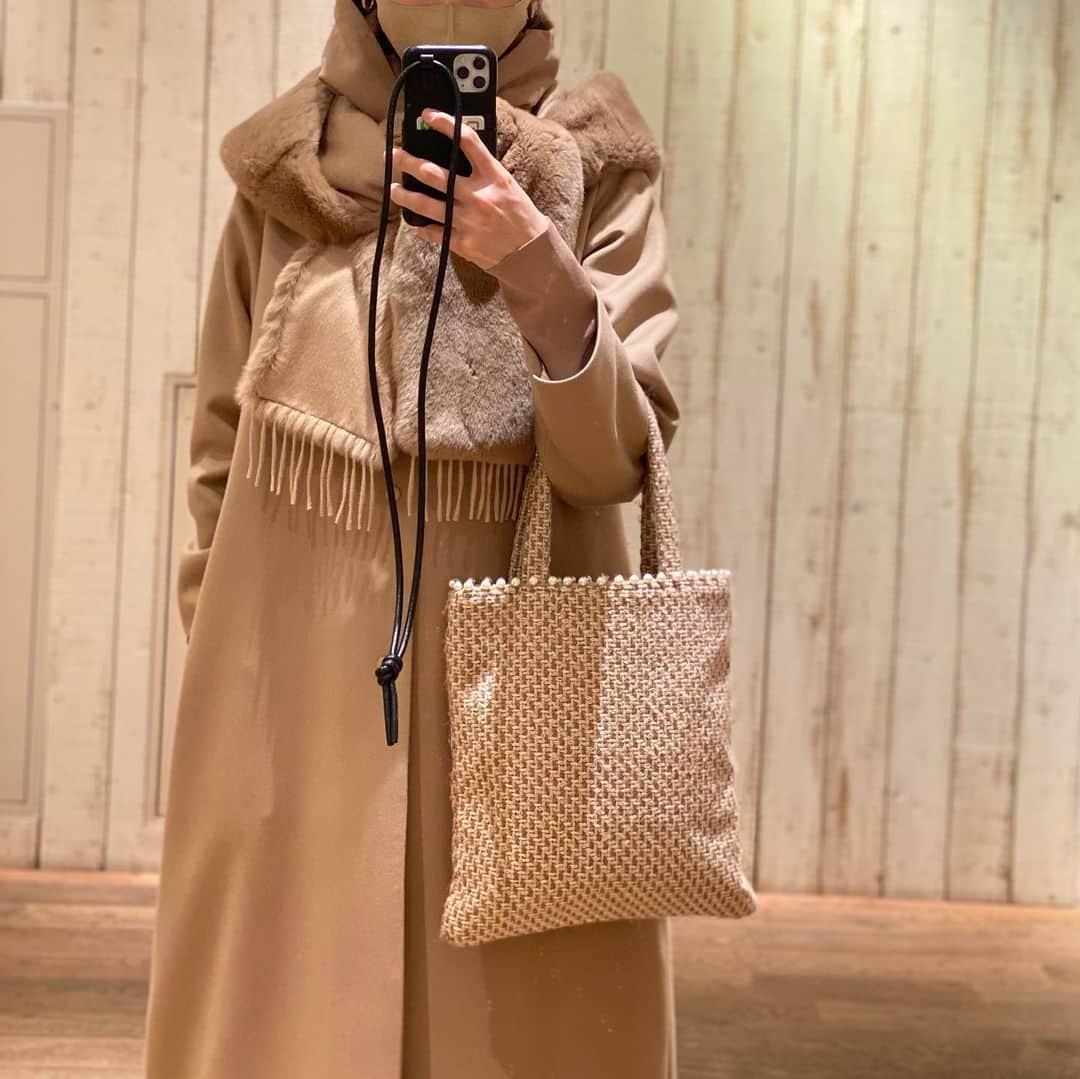 木本泉さんのインスタグラム写真 - (木本泉Instagram)「-﻿ 🐪beige coordinate🐪﻿ ﻿ 今日はすごい強風でしたね🌀﻿ ﻿ coat #thereracs﻿ knit #lecielbleu  muffler #maxmara﻿ bag #fleur_bag﻿」1月7日 21時10分 - izumikimoto