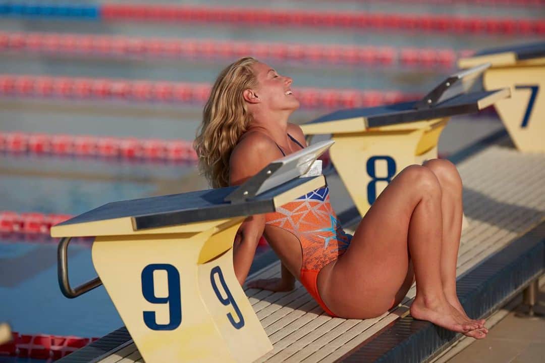 キーラ・トゥサントのインスタグラム：「Take me back to the sunshine please #arenawaterinstinct #bishamonarmour 📷: @tomjoewatson」