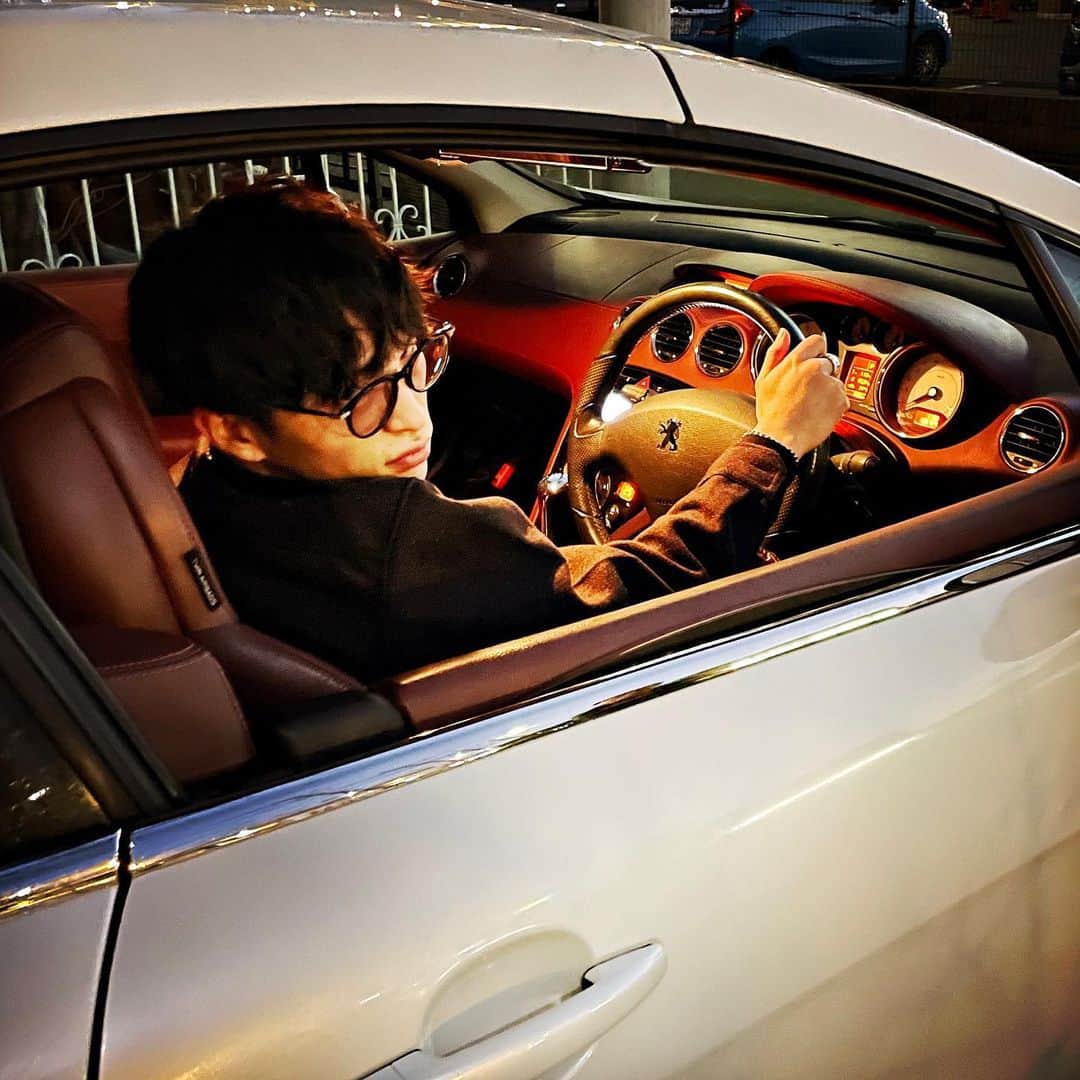 エンドウリョウのインスタグラム：「プジョーかっけぇなぁ。 オープンカーになるタイプで、これでドライブしたら最高なんだろなぁ。 車欲しいなぁ。  テーマに沿ってメンバーが投稿するこちら、反応もあって嬉しいです。ありがとう！  1/8（金）27:00-29:00  静岡のラジオ局k-mixの『PLAYLIST 27 to 29』に、 レルエがメンバーそれぞれ選曲したプレイリストが放送されます！ Spotifyでもプレイリストを公開しますので是非！  THEME: 白 No.2  #9セレクト #レルエ #紫 #聞いてね #プジョー  #プジョー308cc   ********* 新曲「紫」のリリース企画、9枚の写真を集めた「9セレクト」企画が好評だったため、シリーズ化しました👀  テーマに沿って集めた写真を3日ごとに投稿します。今月のテーマは「白」です。 お楽しみに👏🏻👏🏻👏🏻 *********」
