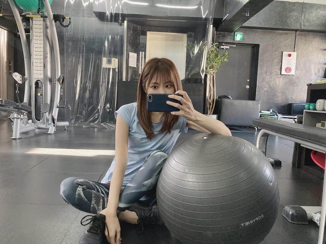 長谷川ゆうのインスタグラム：「. . work out 2021年のトレーニング始め  私はよく「痩せ過ぎで女性らしくない」と言われるので、そのことで悩んだり落ち込むことも多いです。 でも人間なので変えられない体質は仕方ないんですよね！ その中で最大限、自分を認めてあげられる努力をしよう！って決めました☺️ そのためのトレーニング！！  私の身体を支えてくれている studio bravoには感謝です♡  引き続き今年もストレッチはマイペースに毎日続けているので目標達成まで頑張ります！  . #workout #training #trainingwear #trainingday #ワークアウト #トレーニング #筋トレ  #ボディメイク #💪」