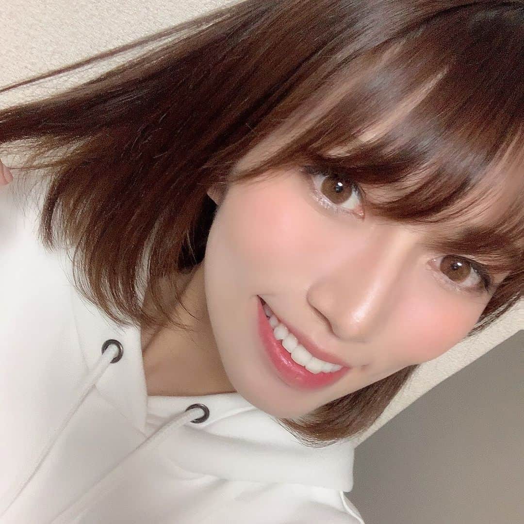 板野優花のインスタグラム：「久しぶりにカラコンをGETしました🥺💓 写真に載せてるのは『VNTUS』(ヴァニタス) カラーはMYSTICALにしたよー✨ @vntus_official  ・ 元々ブラウン系の色素薄めの目だけど これを着用したらさらにブラウン系の目に🥰 レンズ自体はピンクがかった色味を感じられけど 着用してみると全然不自然な感じはしなくて ナチュラルに目を盛ってくれて感激😭💓 ・ 普段使いできる色味だしナチュラルメイクでも カラコンが浮かなくていいかもー☺️✨ ・ #VNTUS #ヴァニタス #カラコンレポ #カラコン #PR #メイク方法 #コスメ紹介 #コスメ好きな人と繋がりたい  #ナチュラルカラコン #ブラウンカラコン #度ありカラコン #アイメイク」