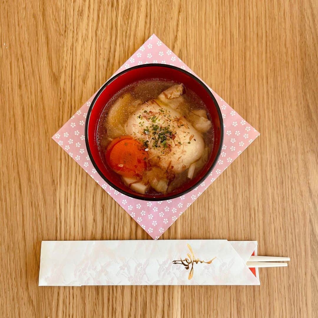 藤澤恵麻さんのインスタグラム写真 - (藤澤恵麻Instagram)「新しい年が始まりましたね。 皆さんはどんなお正月を過ごされましたか？  私は家族とゆっくりお正月を迎えました。  元日の朝に食べたお雑煮は鶏出汁とお醤油。 白味噌じゃないお雑煮は初めてでしたが美味しくできて嬉しかったです。  お年賀でいただい最中。 パッケージが可愛くて、しばらく飾っていました。  2021年は、会いたい人と安心して会える世の中に戻りますように…  #恵麻  #ema #新年 #お正月 #2021 #令和三年 #お雑煮 #最中 #とらや」1月7日 21時23分 - ema_fujisawa_official