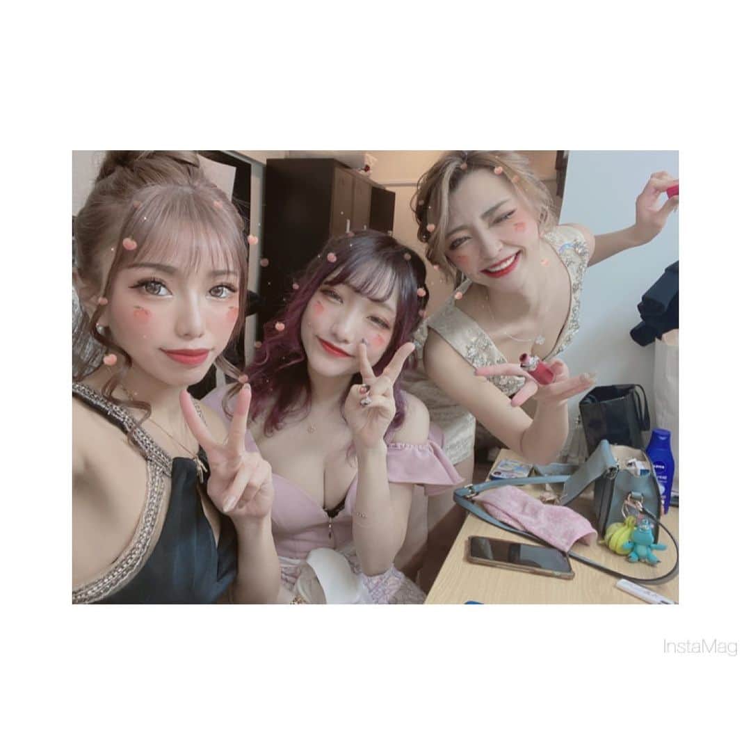 あゆかのインスタグラム：「今日はるいちゃん誕生日💓 おめでとうー💓💓💓 仲良く3人でヘアメして お決まりの写メ大会ww 肝臓は無理だけどw 頑張って盛り上げるね！！  .  .  .  #千葉キャバクラ#千葉富士見キャバ嬢#千葉富士見町キャバ嬢#千葉富士見キャバクラ#arドレス#ジュエルズドレス#オンラインキャバクラ#ファッション好きな人と繋がりたい#ヘアメイク#お家スタイル#息してる？#followｍe4 #follow4like#followtrain」