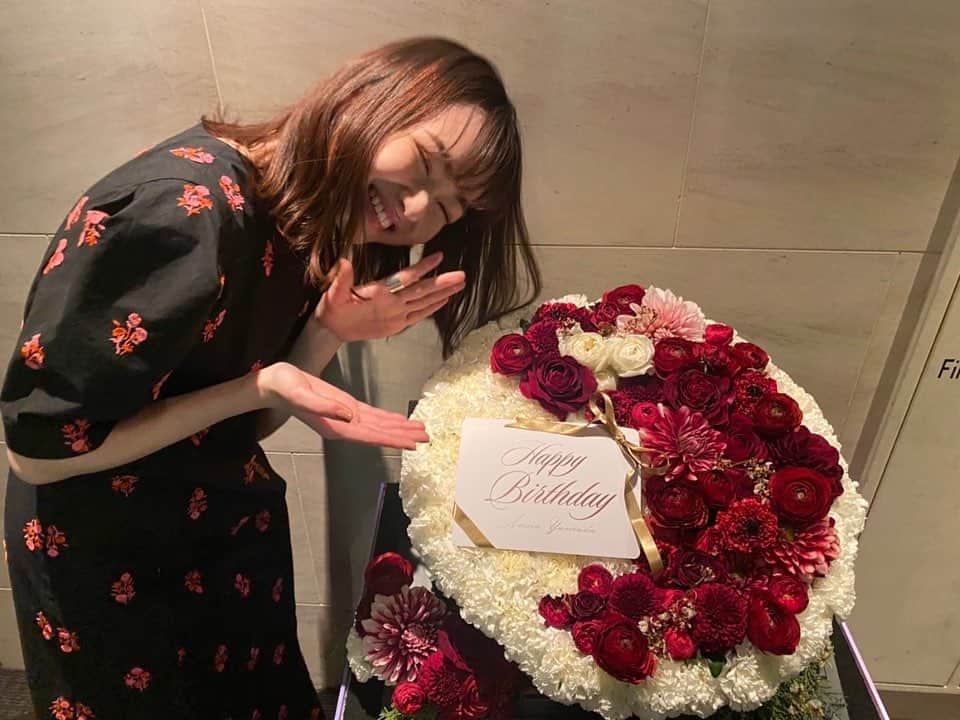 山田杏奈のインスタグラム：「名も無き世界のエンドロール 完成報告会見イベントでした。 1.29公開です！お楽しみに☺️  なんと皆さんに成人のお祝いしていただき、、ありがとうございます🙏嬉しかった〜」
