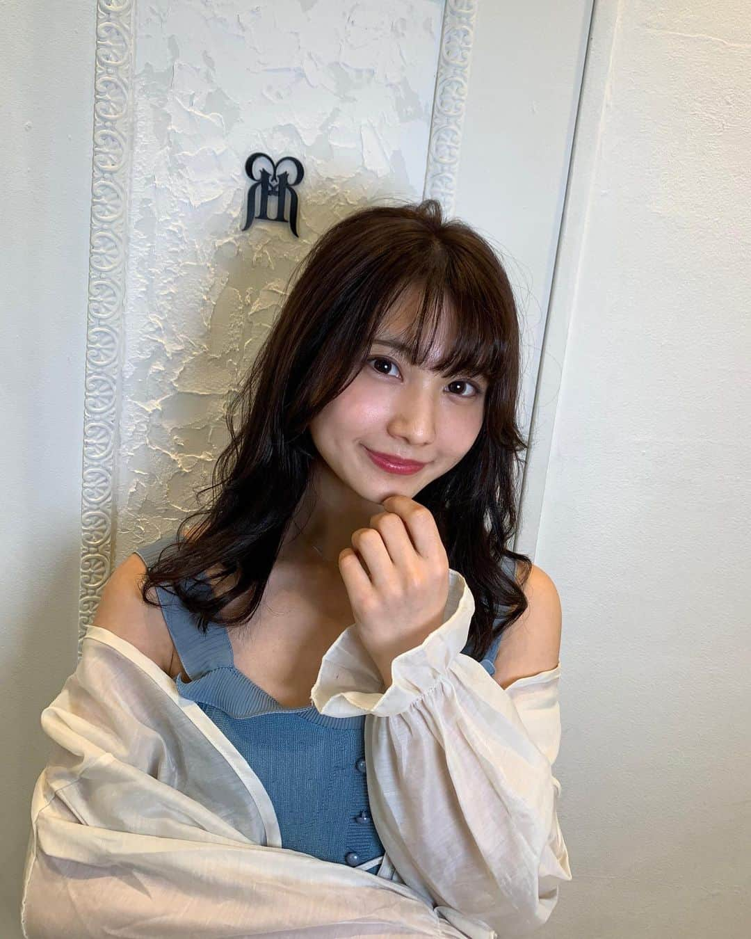 林愛莉のインスタグラム：「あけましておめでとうございます🎍  2020は先の見えない不安な時期もありましたが、環境の変化と新しい出会いもあり豊かに過ごせました。 昨年の自粛期間占いにハマりましたので、掘り出し写真と一言🔮笑  昨年末からは風の時代(別名みずがめ座の時代)に突入しました。土星と木星がみずがめ座の位置に入って、今後世の中の雰囲気がガラッと変わるとか。  なんだかまた色々な衝撃もありそうだけど、今よりもっとフレキシブルな社会に変革していきそうなのは確かです🌬  リラックスして自分を大切に、シンプルな日々を愛おしく過ごしたいと思います🥱  コロナが落ち着いたら色々なことにチャレンジしたいです👀」