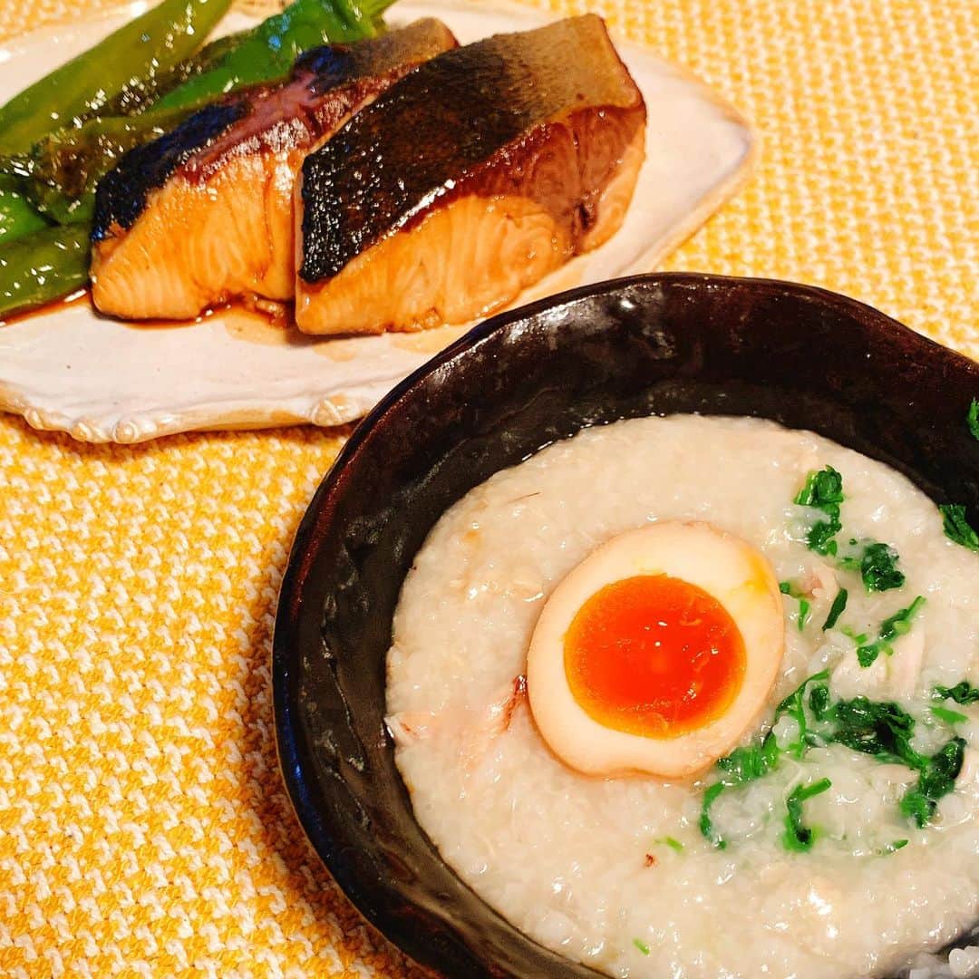 谷口菜津子のインスタグラム：「晩酌 ・ ・ 七草鶏手粥、鰤の照り焼き、長いししとう(名前忘れた)揚げ浸し ・ ・ 七草粥は中華粥にした。 焼いたブリのことを下に見ていたけどやってみたらすごくおいしかった！ もっとパサついてるのかと思ってた。 ・ ・ #七草粥」