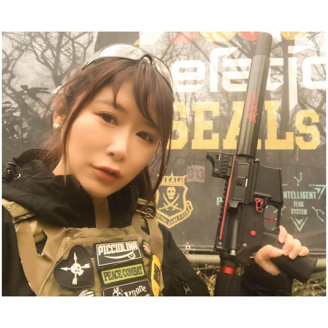 戦え‼︎ぴっちょりーなのインスタグラム：「. . . 先日💜#サバゲー 雑誌💜 🔫  @peacecombat_magazine 🔫さんの撮影で  🌈SEALsサバイバルゲームフィールド🌈さん💕にゴー!!(*´꒳`*)  今回はぴっちょりーなのガチで使ってる愛銃 @ggarmament  カスタムガンショップ @xbone_airsoft さんのレビュー編ですっ💕  ちなみにピースコンバット TVという YouTubeも同時撮影しましたっ(*´꒳`*)  アップされたら告知するねっお楽しみにいい🌈  🔫ぴっちょりーな☆装備🔫#airsoft #Gear  🎽　プレキャリ　@cryeofficial  JPC 🔫　X-bone Airsoft G&G JAPAN 🔍　マイクロプロサイト #tokyomarui  👔　@helikontex ピルグリムアノラックパーカー 👖　@tac_zombiegear  🕶　@gatorzeyewear  🥾　Salomon  🖤🖤🖤🖤PICCIOLINA☆SCHEDULE🖤🖤🖤🖤  🔫MC出演🔫サバゲー用品の即売会　池袋 2021年3月6日（土） @爆裂祭 @池袋サンシャインシティー  🔫ゲスト出演🔫サバゲーイベント　千葉県 2021年2月21日(日) サバイバルゲームフィールド @アテナ  🔫ゲスト出演🔫サバゲーイベント　千葉県 2021年5月2日(日) サバイバルゲームフィールド @アテナ  🔫ゲスト出演🔫サバゲーイベント　千葉県 2021年5月5日(水) 年齢制限なし❗️親子サバゲー❗️ サバイバルゲームフィールド ユニオンベース M.E.Tユニオン  🛵⛺️MC出演⛺️🛵アウトドアイベント　千葉県 2021年11月某日 ユニオンアウトドアフェスティバル @サバイバルゲームフィールド ユニオンベース @M.E.Tユニオン ↑comingsoon  🔫ゲスト出演🔫サバゲーイベント　千葉県 2021年12月某日　　年齢制限なし❗️親子サバゲー❗️ サバイバルゲームフィールド ユニオンベース M.E.Tユニオン ↑comingsoon  🖤🖤🖤🖤🖤🖤🖤🖤🖤🖤🖤🖤🖤🖤🖤🖤 🖤🖤🖤🖤  👇ぴっちょへのファンレターやお仕事のお問い合わせは👇  株式会社WAVE 〒503-0807 岐阜県大垣市今宿6-52-16 ソフトピアジャパン ドリームコア 513  🏠ぴっちょは東京在住🏠  🌈ぴっちょりーなYouTubeチャンネル🌈週一💕配信  #サバゲー女子 #airsofter#airsofters#airsoftgun#airsoftguns#ぴっちょりーな #piccholina #airguns#airgun#airsofterphoto#airsofting#airsoftwar#airsoftworld#airsoftjapan#airsoftgirl #airsoft#サバゲー#サバゲー女子 #airsoftgirl」