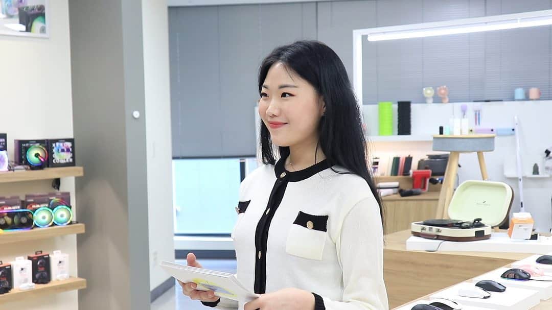 金海珍のインスタグラム：「여러분 안녕하세요~ 제가 이번에 IR컨설팅 전문기관인 IR비즈넷에서 운영하는 비즈넷TV 'IR바로가기' 리포터로 활동하기 위해 공식적으로 계약을 맺게 되었어요ㅎㅎ 앞으로 유튜브 비즈넷TV 'IR바로가기'에서는 유망 기업들의 다양한 정보들과 더불어 제가 직접 기업 관계자분들을 인터뷰하는 영상들도 업로드 될 예정이니까요, 많은 관심 부탁드립니다☺️ . 리포팅 풀영상은 프로필 링크에 걸어두었습니당ㅎㅎ . #유튜브 #비즈넷tv #리포터 #새로운도전 #많은관심부탁드려요😘」