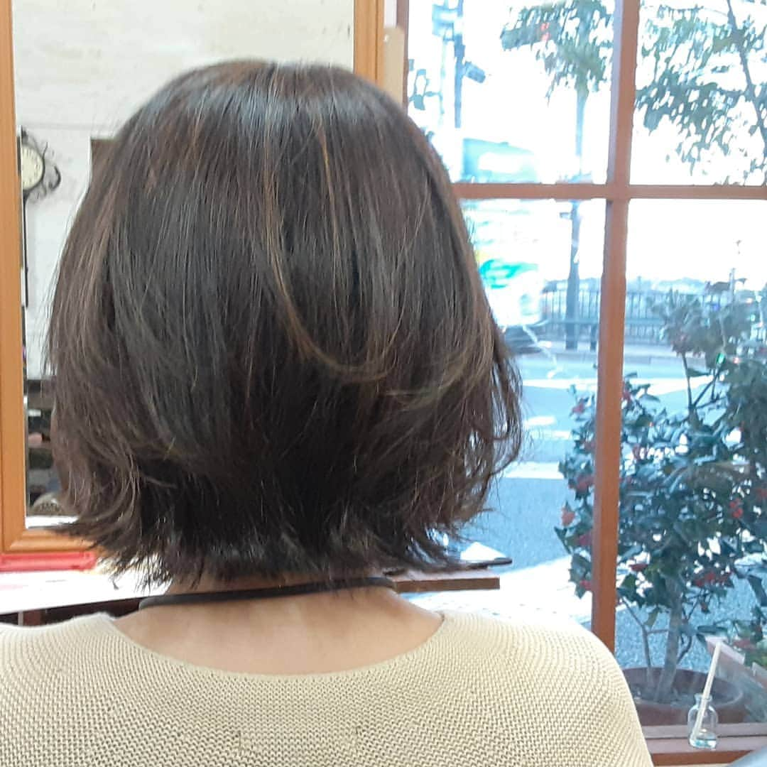 香西武志さんのインスタグラム写真 - (香西武志Instagram)「#お客様ヘア  今年はヘアケアやカラーリングを工夫して#縮毛矯正を卒業 して自分らしくキレイにしましょうね！  #白髪染めでもお洒落なカラー  根元はしっかり暗めのカラーで#グレイヘア をカバーし#ウィービング で明るさと動きを出しました。  #アズヘアー #アズヘアー三日市店 #アズヘアー北野田店 #河内長野市 #三日市町 #堺市 #北野田 #大阪サロンモデル #大阪サロモ #関西サロンモデル #アズヘアースタイル  #azhairlapaix #azhair #azgrandgrow #大阪美容室 #河内長野美容室 #北野田美容室 #アズヘアースタイル   ◆A'zhair LAPAIX（三日市店）◆ 〒５８６－００４８　大阪府河内長野市三日市町３３－５  南海高野線三日市町駅東出口より徒歩一分  TEL 　0721-63-0738  ﾌﾘｰﾀﾞｲｱﾙ　0800-200-0738  営業時間　 火・水・木　9:30～20:00  金曜  11:30～22:00  土日祝 　9:00～20:00 (カット 1時間前 パーマ･カラー 2時間前まで付）  定休日  毎週月曜日＆第1第3火曜日」1月7日 21時31分 - azhair_kohsai