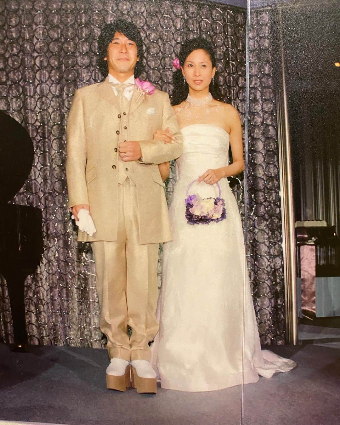 水内猛さんのインスタグラム写真 - (水内猛Instagram)「今日は結婚式をした日❣️15年前になりますが、子供3人わがままに育ってますが、元気にやっております😊厚底が流行ってたのかな…笑　最高の結婚式でした😆 #結婚式 #披露宴 #厚底ブーツ #20cm #15年前」1月7日 21時31分 - takeshimizuuchi