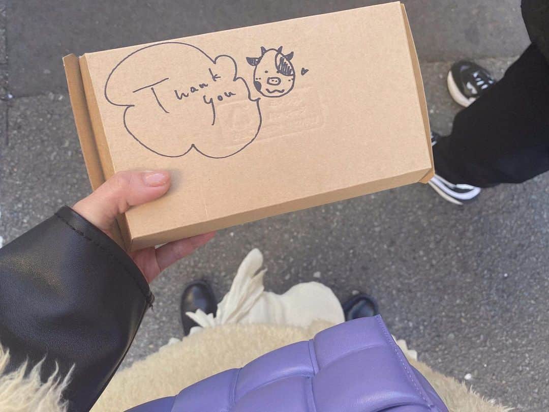 近藤千尋のインスタグラム：「人に優しく🤍 自分にも優しく🤍 テイクアウトの🥡 かわいい牛🐄さんに癒されました🤍  なかなか皆に会えないけど コメント欄でお話ししましょ😍❤️」