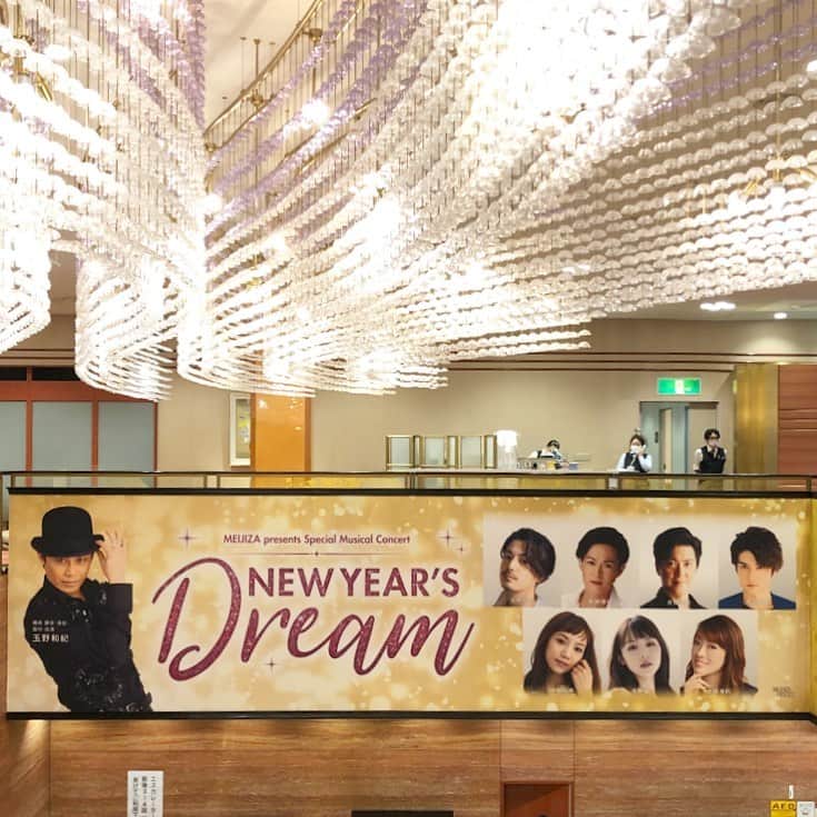 岡田育のインスタグラム：「My first theatergoing in 2021, a jukebox musical show at Meijiza. . 楽しかったー、どうしても観劇回数が減る中、人気作のビッグナンバーをぽんぽん歌い継いでくれるショーは心が慰められますね。みちこさんこと北翔海莉さん変幻自在で本当に素敵、乙姫キャンディーズかわいすぎか、そして我らが綾ベス様！！ 2021年も「 #魂だけは自由 」！！ 👑🌹👑🌹👑　感想はTwitterにて。 . #明治座 #newyearsdream #玉野和紀 #北翔海莉 #平野綾 #咲妃みゆ #吉野圭吾 #新納慎也 #渡辺大輔 #大野拓朗 #ayahirano #japanesemusical #観劇初め」