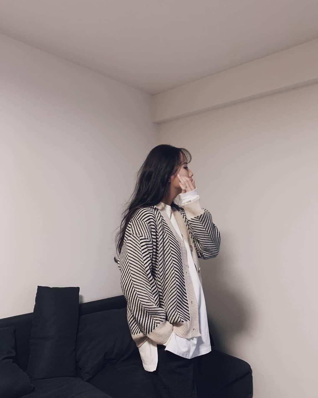 藤木祐凪のインスタグラム：「前髪伸びてきたよ✂️ 自分で切ってみたよ🤔  outer @emmyofficial.jp」