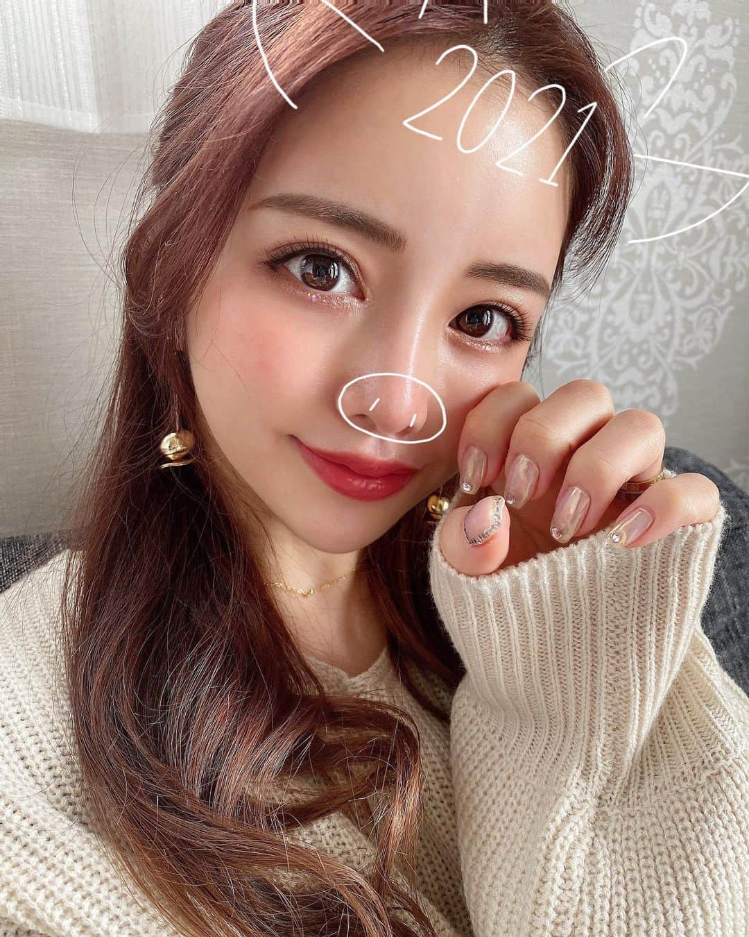 RICOさんのインスタグラム写真 - (RICOInstagram)「. . あけましておめでとうございます‪‪♡♡♡ ２０２１年もよろしくね🐮🥛 . . 鍼の痛みってほんまに苦手やねんけどそのことを伝えたら痛ければすぐに仰ってください！とか安心する言葉をかけて下さったので再チャレンジしてみようと思い行ってきましたよ！笑 美容鍼とか何年ぶりやろ〜🪡 (@yamagamiac) ビビりまくってたけど針が刺さるチクッってした痛みは一瞬あるけどりこが苦手なズーンとした痛みは全くなくて感動🥺😭 終わった後はマッサージも付いてるよ︎︎◌ 目で見て分かるぐらい変わってびっくりした🙄！！！ 先着３名限定なんだけどりこの投稿見たよって伝えてもらうと初回料金７５００円が３９８０円になるみたい🤫💕 . . . ネイル (@ennanails_)(@lieu_plie) ❁﻿ ヘアカラー (@naoki.hair) だよ〜❁﻿ . . . . #美容鍼#美容鍼灸#美容鍼大阪#大阪美容鍼#小顔#リフトアップ#エラ張り#顔のむくみ#ほうれい線#二重アゴ#やまがみ鍼灸院#ネイル#ハンドネイル#ニュアンスネイル#冬ネイル#ヘアカラー#ピンクヘアー#ピンクベージュ#ハーフアップ#ヘアアレンジ#アイメイク#男の子ママ#pinkhair#ミラーネイル#ホワイトネイル#ジェルネイル#アイシャドウ#眉毛#美容#オルチャン」1月7日 21時26分 - rico.527