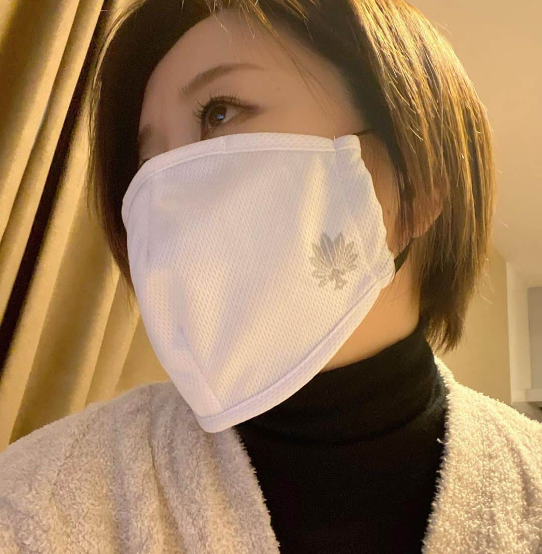 勝又優美さんのインスタグラム写真 - (勝又優美Instagram)「初詣、で頂いたありがたいマスク！🙇‍♀️（写真2枚目3枚目） 去年まではタオルとかノートとかだったけど📔  ただ… マスクではなくフェイスカバーかな。。🥺  #初詣 #2021  #ことしもよろしくお願いします  #笑顔  #pinggolf  #勝又優美」1月7日 21時27分 - yumi.katsumata