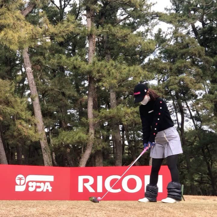 のインスタグラム：「ドライバーは絶好調😆‼️ @callawaygolf_japan の クラブは本当にいい🏌️‍♀️  ランいれたら、180ヤードくらい飛んでくれてビックリ‼️  3オンたくさんあったのに、 3パットと、4パットが…😭  まだまだ下手な私ですが、 極寒で、3℃まで下がっても、 楽しかったのは、 やはりメンバーさんとゴルフのおかげ😊  宮崎でいつも仲良くしてもらっているメンバーと、気心知れた仲間に感謝✨  毎年ありがとうございます🙏」