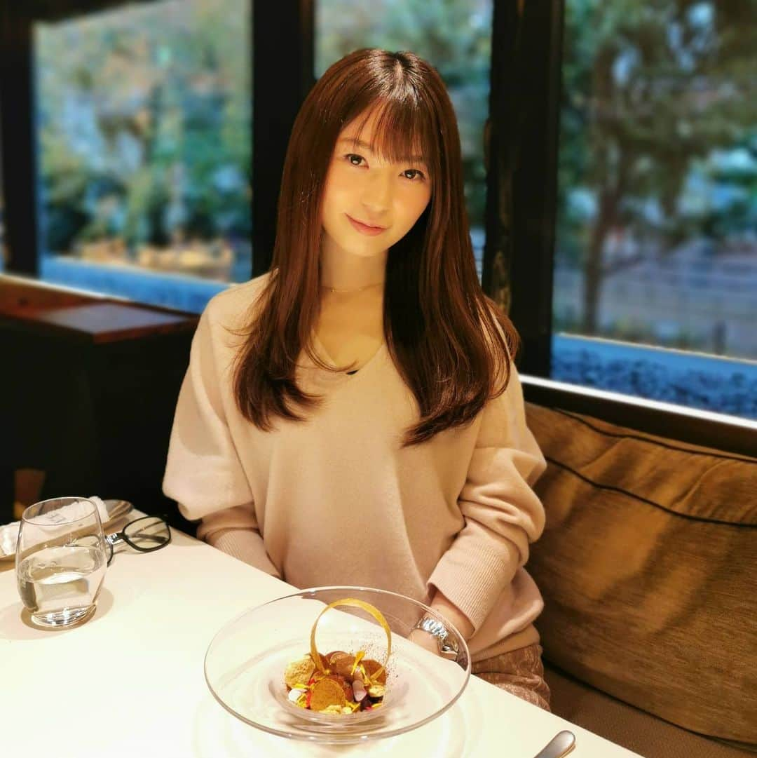 畠山優梨枝のインスタグラム：「爽やかランチ✨美味しいフレンチをいただきました♥️ソファの席が居心地が良くて、演出も素敵で楽しかったです🐻✨✨ お店を移転されるそうで、また行けないのは悲しいけど新しい店舗も気になります😆😆🌼  #ランベリー#広尾#フレンチ#東京グルメ#食べスタグラム#ワイン#ランチ#フレンチ#モダンフレンチ#爽やかランチ#時差スタグラム」