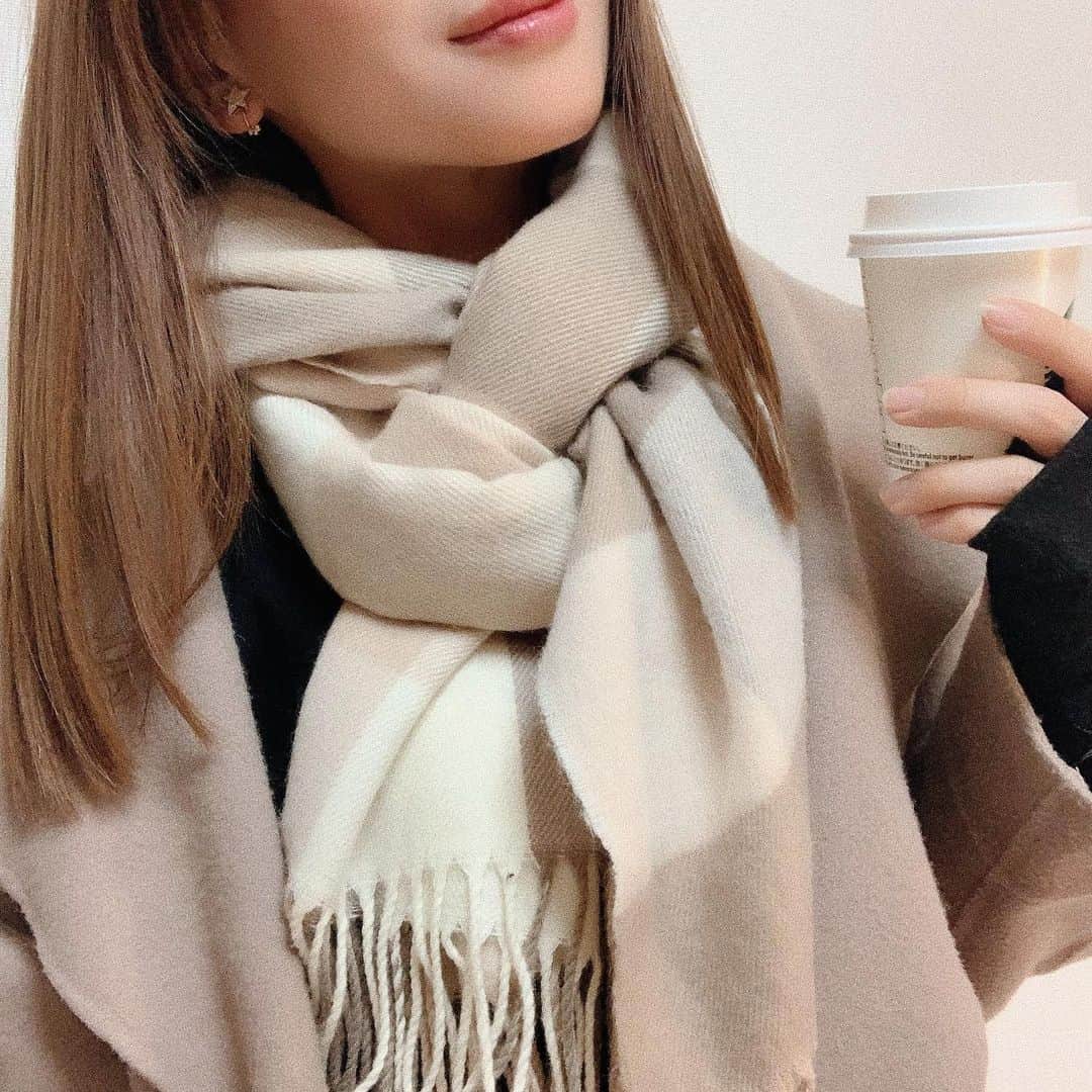nyaachanのインスタグラム：「* 今年はもうストール🧣いらんかなぁって思ってたけど… チェックに目がない私🥺 でも、小物色々チェックやし… なんだけどー！！←けどけどうるさい😂 @reca_official さんのこのストールは、さりげチェックで他の小物ともぶつからないし、薄いベージュが可愛くて一目惚れ💓 しかもこれ、ウール込みやねん😵✨このお値段でウール込みは素晴らしい😵😵😵✨ 一気に寒くなってもう手放せません🤣 * * #reca#recaコーデ#コーディネート#チェックコーデ#チェックマフラー#チェックストール#マフラー巻き方 #マフラー#冬コーデ #ベージュコーデ #coodinate #instagood #instafashion」