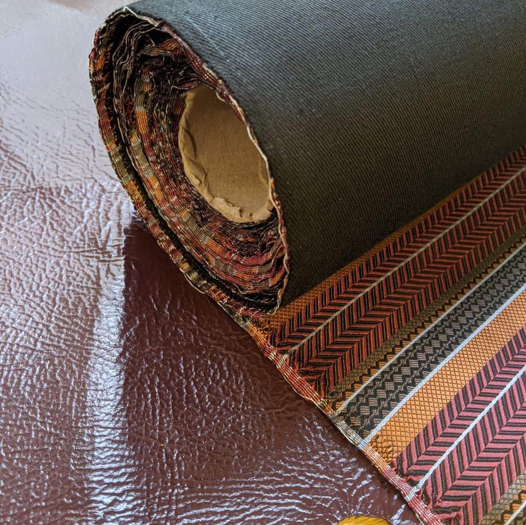 ジャマンピュエッシュのインスタグラム：「DÉSTOCKAGE DE FOURNITURES ET DE MATIÈRES - RÉASSORTS DE TISSU  Jusqu’au vendredi 8 janvier de 10h à 18 h au 20 rue Malher, 75004, Paris」