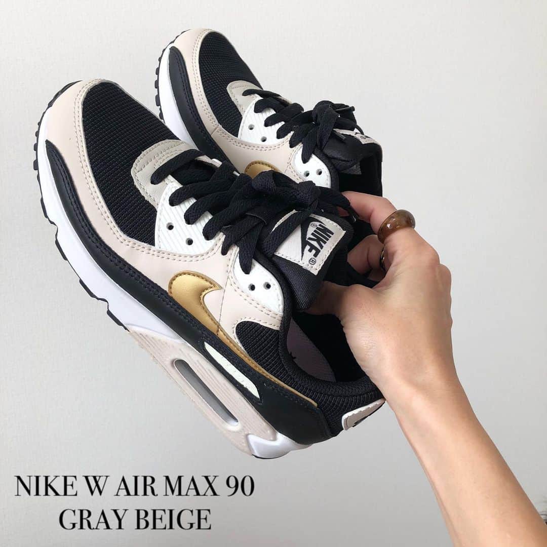 Miyoのインスタグラム：「2021.1.7 ・ 最近仲間入りしたエアマックス90👟 グレージュカラーが可愛い🥰 希少限定カラーだそう♡ 足のサイズは24cmですが、24.5cmにしたら ちょうどいいサイズ感でした👌🏻 ・ 私は楽天で購入しました♥️ 楽天roomに載せたので 良かったらチェックしてみてください⑅◡̈*❤︎ ・ ・ #NIKE#ナイキ#エアマックス90#airmax90#スニーカー#ナイキスニーカー#sneaker#グレージュ#スニーカーコーデ#スニーカー女子#ファッション#足元#足元倶楽部#ママコーデ#ママファッション#置き画#楽天#楽天roomに載せてます」