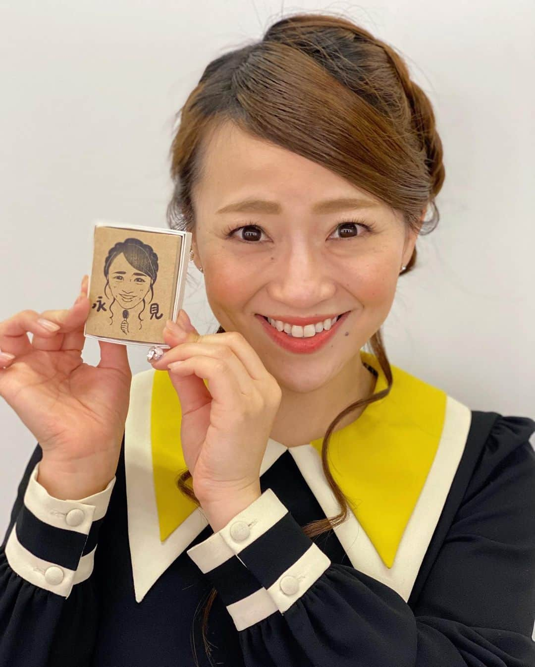 永見佳織さんのインスタグラム写真 - (永見佳織Instagram)「スゴすぎるっ‼️‼️ なんと  永見、消しゴムハンコになる♡  『よしお兄さんぽ』でお世話になった  @noncohanco さんに作って頂きました😆 スゴすぎるっ✨ 似すぎてるっ🥺 いや、かなり盛って頂いて💦 可愛すぎるーーーっ😍😍😍 繊細でこだわりが詰まったあたたかさを感じるハンコ♡ 大切にします😭 本当にありがとうございます！  だだ、一つ。問題が…  もったいなさすぎて 使えない事。笑  #けしごむはんこ #消しゴムハンコ #消しゴムはんこ #カケラ絵 #カケラアート #nonconohanko #まるごと　#よしお兄さん #よしお兄さんぽ」1月7日 21時36分 - kaori.nagami