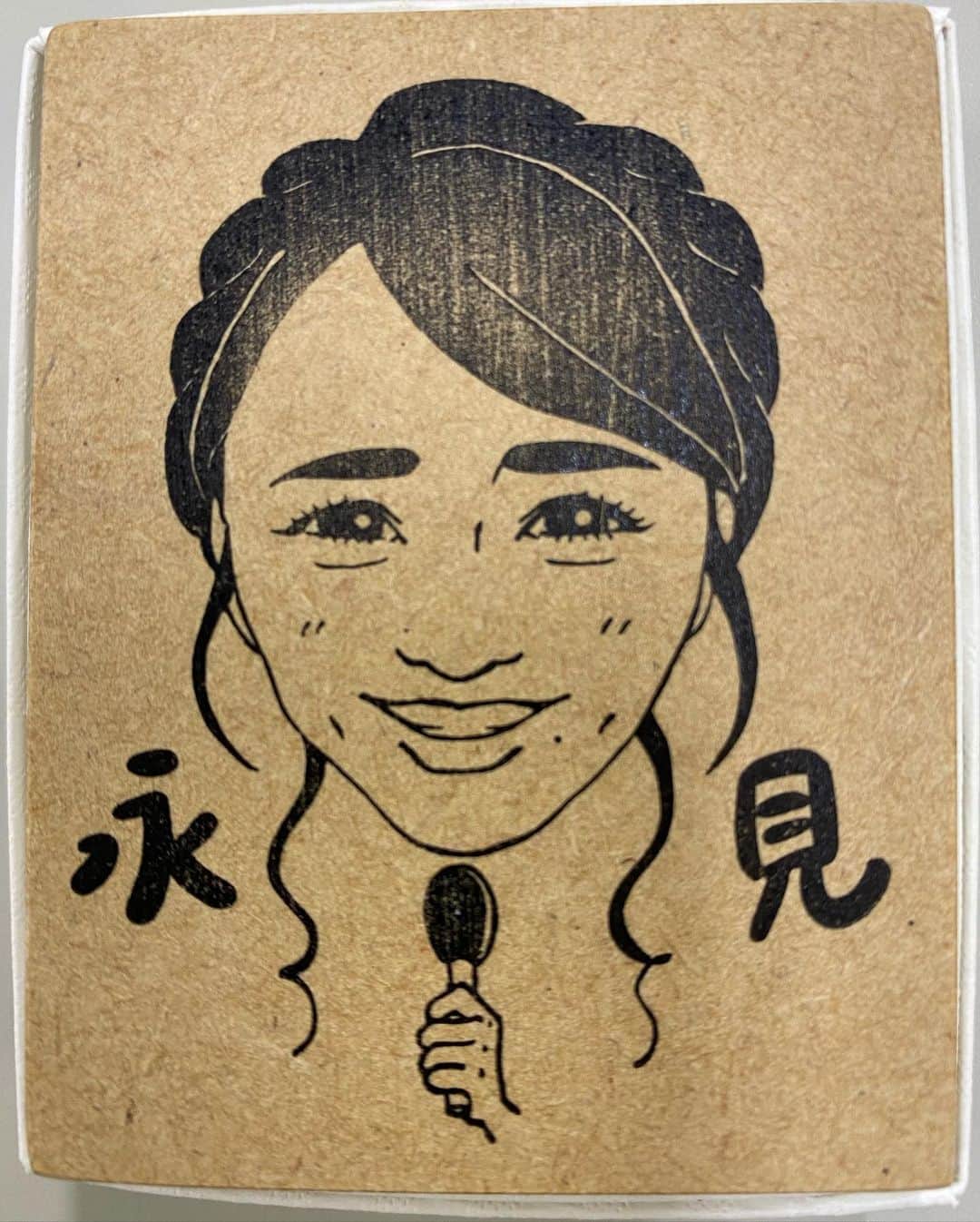 永見佳織のインスタグラム：「スゴすぎるっ‼️‼️ なんと  永見、消しゴムハンコになる♡  『よしお兄さんぽ』でお世話になった  @noncohanco さんに作って頂きました😆 スゴすぎるっ✨ 似すぎてるっ🥺 いや、かなり盛って頂いて💦 可愛すぎるーーーっ😍😍😍 繊細でこだわりが詰まったあたたかさを感じるハンコ♡ 大切にします😭 本当にありがとうございます！  だだ、一つ。問題が…  もったいなさすぎて 使えない事。笑  #けしごむはんこ #消しゴムハンコ #消しゴムはんこ #カケラ絵 #カケラアート #nonconohanko #まるごと　#よしお兄さん #よしお兄さんぽ」