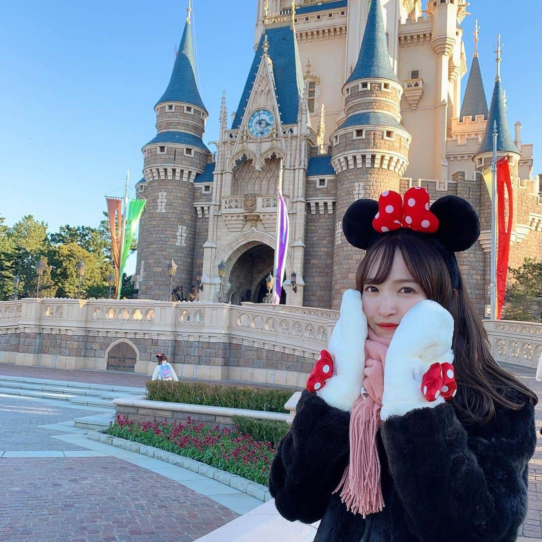 あかねぴさんのインスタグラム写真 - (あかねぴInstagram)「.﻿ ﻿ シンデレラ城前で🏰﻿ ﻿ ミニーの手袋とカチューシャ合わせ﻿ やってみたかった🎀♡♡﻿ ﻿ 寒い時は、マフラーと手袋で防寒☺️❄️﻿ ﻿ ﻿ #disneyland #tdl #code #ootd #cinderellacastle  #winter #minniemouse #disney #disneygram  #ディズニーランド #コーデ #カチューシャ﻿ #ディズニーコーデ #ミニー手袋 ﻿#シンデレラ城 #手袋 #マフラー #ミニーコーデ #ディズニー」1月7日 21時36分 - akanepi0426