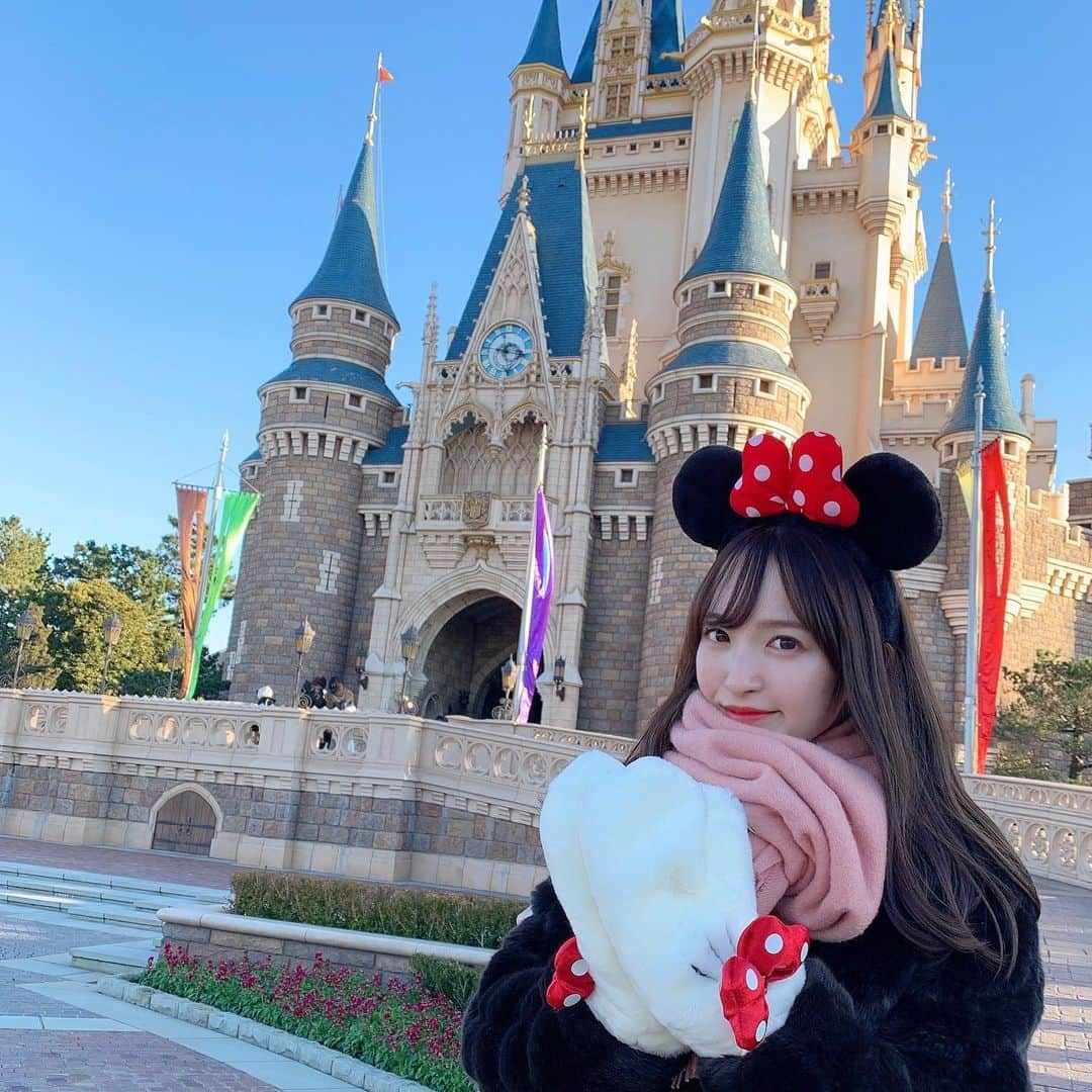 あかねぴさんのインスタグラム写真 - (あかねぴInstagram)「.﻿ ﻿ シンデレラ城前で🏰﻿ ﻿ ミニーの手袋とカチューシャ合わせ﻿ やってみたかった🎀♡♡﻿ ﻿ 寒い時は、マフラーと手袋で防寒☺️❄️﻿ ﻿ ﻿ #disneyland #tdl #code #ootd #cinderellacastle  #winter #minniemouse #disney #disneygram  #ディズニーランド #コーデ #カチューシャ﻿ #ディズニーコーデ #ミニー手袋 ﻿#シンデレラ城 #手袋 #マフラー #ミニーコーデ #ディズニー」1月7日 21時36分 - akanepi0426