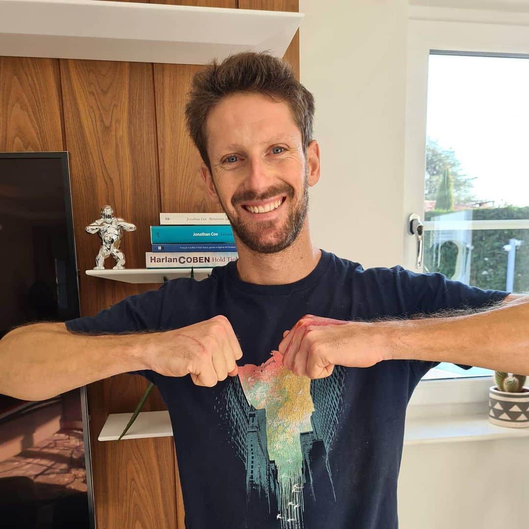 ロマン・グロージャンのインスタグラム：「After 39 days in a dressing my left hand is free for 5 hours. To remind us some good souvenir : this is a win for us !!! #r8g #recovery」