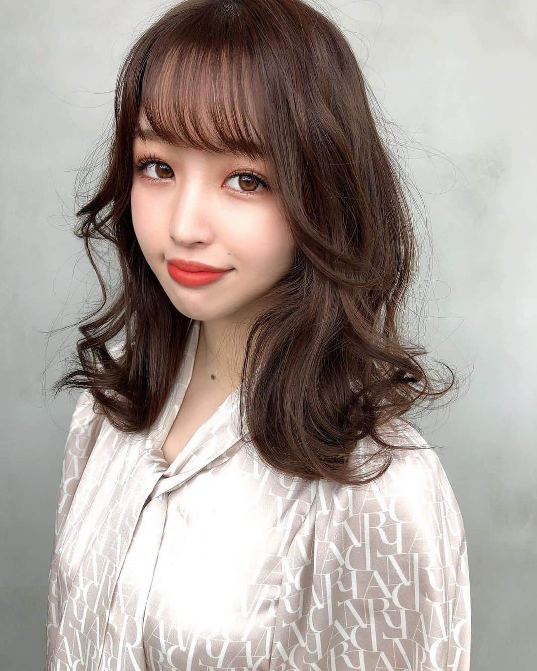のインスタグラム：「. . 2021🐮 . あけましておめでとうございます☺️ 誰よりものんびりな新年の挨拶ですが🤝← . . 改めまして今年もよろしくお願いします😌🤲🏻 . . 2021の目標は毎日のように飲んできたレッドブルをやめることです🐄🐃🦬 . . #新年初撮影　ツヅキさん @deapres2012  いつもありがとうございます😊 今年も宜しくお願いします🤲🏻　#サロンモデル #サロモ　#サロン撮影　#ヘアカタログ #ミディアム #ミディアムヘア #くびれヘア #前髪　#流し前髪 #ラッシュリフト　#カラコン　#ナチュラルカラコン #オレンジメイク　#rienda #ボウタイ付bls」