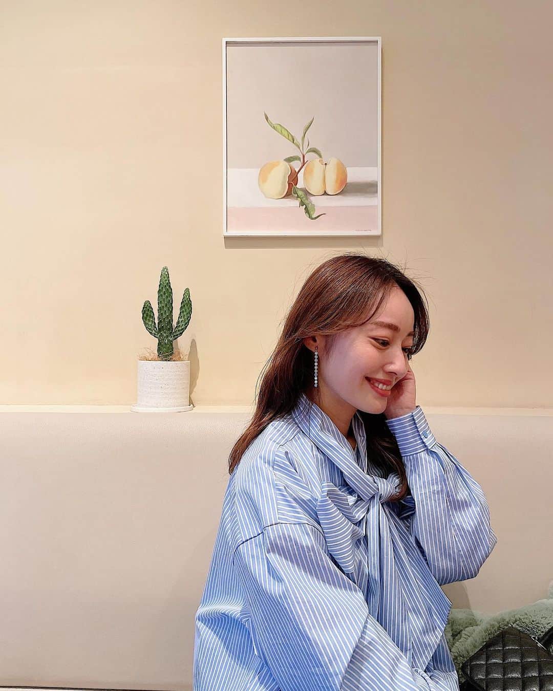 小祝麻里亜のインスタグラム：「ボウタイのブラウスで首周りが華やかだったので、アクセサリーはシルバーのイヤリングだけに😊💎  シンプルだから使いやすいの👌  今日は寒さがより一層厳しくなってきましたね❄️☃️ 免疫力高めて頑張りましょう❣️ ． ． ． ． ． ＿＿＿＿＿＿＿＿＿＿＿  #earrings #accessory #coordinate #look #instafashion #셀스타그램 #얼스타그램 #코디 #스타일링 #데일리 #데일리룩 #오오티디 #귀찌 #イヤリング #シルバーアクセサリー #ピアス #seadream @seadream_urban」