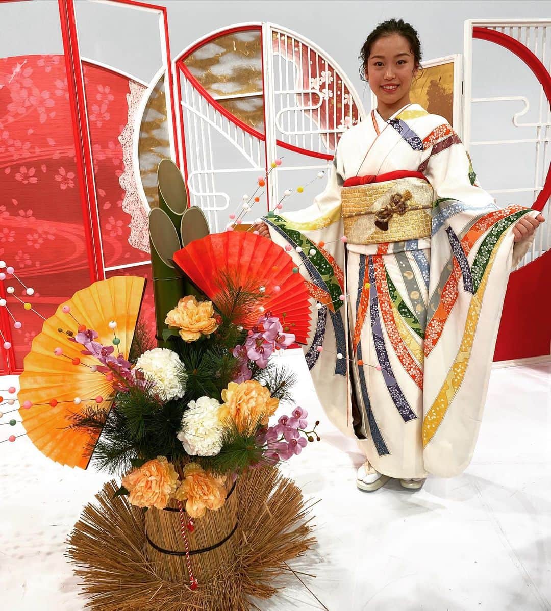 のインスタグラム：「・ 明けましておめでとうございます🎍☀️ 2021年もよろしくお願いいたします🙏✨ ・ ・ 1月10日(日)、17日(日)、24日(日) 日本テレビ「上田晋也の日本メダル話」 (17:00〜17:25放送) に出演させていただきます🤗 ・ ・ 新年ということもあり、 振袖を着させていただきました✨✨ ・ ・ 以前は月と桜のデザインの振袖でしたが、 今回は束ね熨斗(のし)のデザインです！ ・ ・ 聞くところ、束ね熨斗(のし)は、おめでたいことの象徴らしく、 多くの人々から祝福を受けている、 その幸せを周囲の人達と分かち合って欲しい、という意味が込められているそうです💕💕 そして人と人との絆、繋がりの表現でもあるようで、何とも素敵な意味合いです🍀 ・ ・ 成人式がオンライン配信となりましたが、短期間で晴れ着を２種類も着させてもらいました👘✨ ・ ・ 1/10,17,24の放送での晴れ着姿、是非ご覧ください🙇‍♀️ ・ ・ #2021初投稿  #本年もよろしくお願いします  #振袖 #晴れ着 #束ね熨斗 #新成人 #日テレ #上田晋也の日本メダル話  #日曜17時  #さくら桟敷 #銀座店」