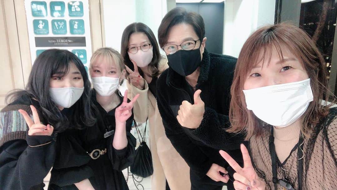 黒田アーサーのインスタグラム：「昨日は夫婦で美容院に行って来ました😊✌️フォルテ表参道店の千鶴ちゃんはもう10年以上も僕らのヘアをカットしてくれてます😊💕千鶴ちゃんのカット&カラーリングの技術はカリスマクラスです😉👍千鶴ちゃんいつも本当に有難う❣️今年も宜しくお願いします✨🙏 #フォルテ表参道店  #ヘアカット #カラーリング #炭酸ヘッドスパ  #池上千鶴  #カリスマ美容師」