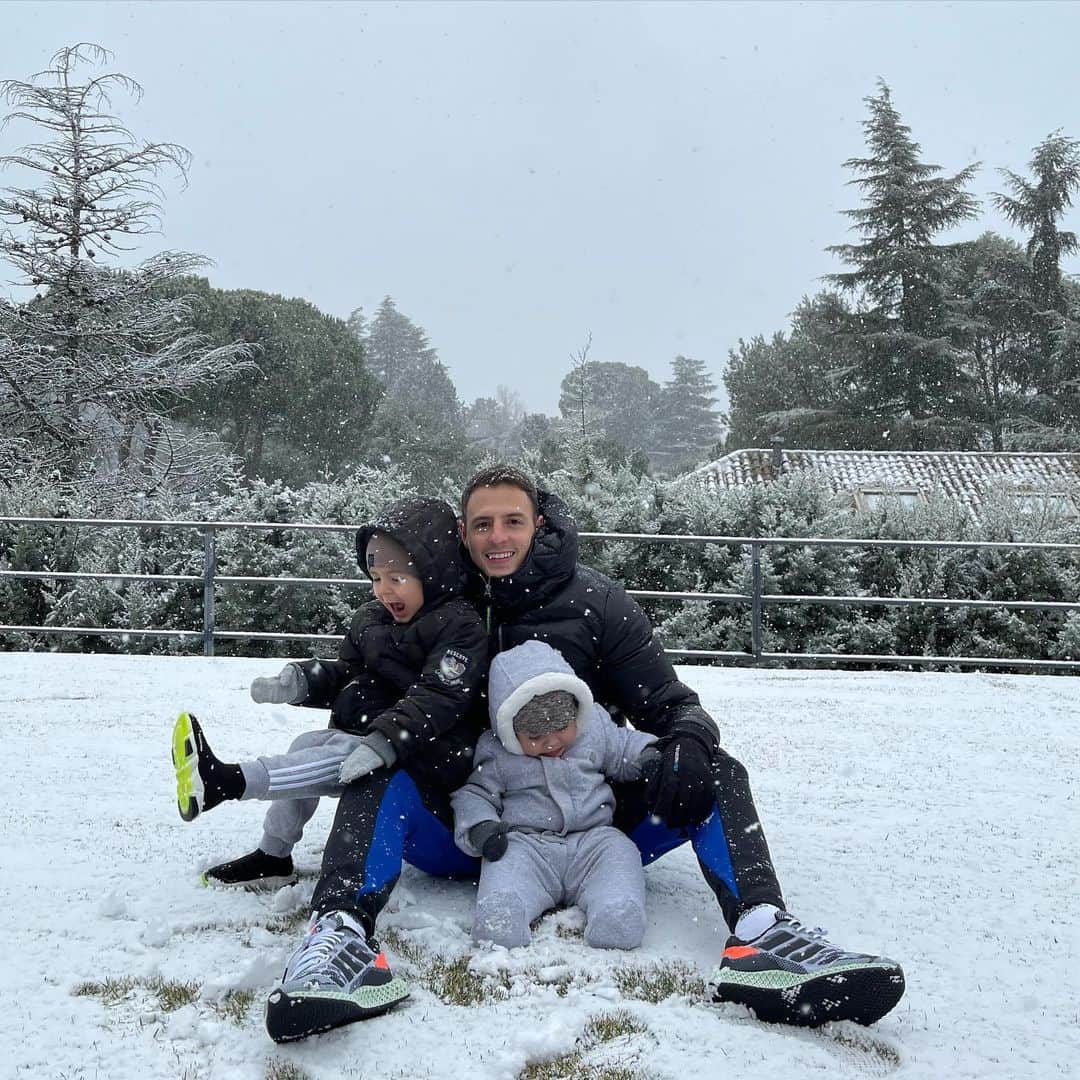 サンティアゴ・アリアスのインスタグラム：「👨‍👦‍👦❤️ @thiagoylucca 🌨❄️☃️」