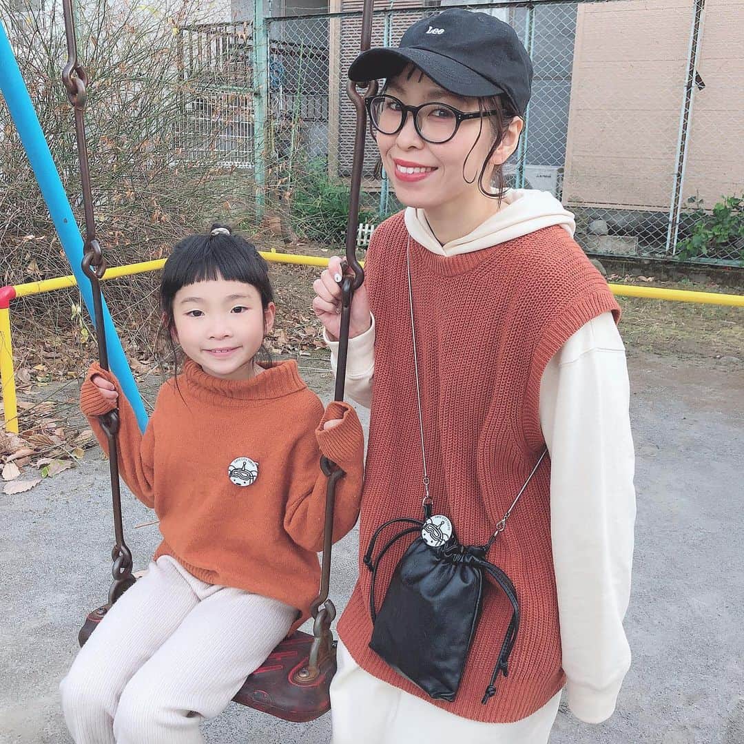 のインスタグラム：「． ★#お出かけ ★  お正月唯一行った場所は 近所の公園だけ😂  今年は遠出もせず家に ずっといました😅  公園に行く時娘と#おそろい の バッチつけたよ✨ このバッチ皆さん知ってますか❓ 三枚目の写真見てね🤳  「セーフ　シティTOKYOバッチ」 ‥地域でみんなを守ろう‼︎  たくさんの人が身につけるほど 犯罪の抑止力になり、街全体の 防犯意識の高さをアピールできる バッチなんです✌️✨  今の世の中何が起きるかわからない 世の中‥😭 子供たちが安心して暮らせるためにも 一人ひとりが街の様子をいつもより 〝よく“気にかけることで街の安全、 安心を高めることができると思います‼︎  そして今回#小林よしひさ 氏が 園長を務める 『街の安全みまもりランド』の 特設サイト内では 1月５日にアップされた 「街の安全みるみる体操」、 「みまもりぃぬ絵描き歌」の動画が アップされてるよ♪ 我が家の姉妹達もよしお兄さん大好きで 家で真似して体操してました（笑）  「街の安全みまもりランド」 URL： https://mimamoriland.metro.tokyo.lg.jp/   そして嬉しい事に今週の日曜日‼︎  1/10(日)午後1じより 街の安全みまもり 公式YouTubeチャンネルにて LIVE配信!!  街の安全みまもりランドの 開園を記念して、 たのしいイベントもりだくさんで おとどけするそうです♪  よしお兄さんにオンラインで 会えるので皆さん、 要チェックですよ💓  楽しみだー😆✨  #街の安全みまもり  #みまもりぃぬ#safecitytokyo  #ママライフ#子どものいる暮らし  #archdays #PR #育児#育児記録  #子供#子供のいる暮らし  #親子#親子コーデ  #子供のいる生活 #キッズ #キッズコーデ #姉妹ママ  #オンライン#オンラインライブ  #ライブ配信 #告知#Live #YouTube#よしお兄さん  #小林よしお兄さん」