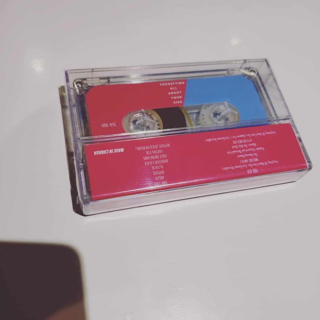 涼平さんのインスタグラム写真 - (涼平Instagram)「カセットって、ちょっと丸い感じの音もいいけど、なんか再生中テープが回ってる見た目もいいし何よりサイズ感がいい。  自分たちのグッズで作ったけどこれを期にカセット集めようかな。  最近のアーティストはカセットリリースも多いし✇  #✇ #microcassette  #cassettetape  #FAAYK #配信より高域強めのマスタリングなんだけどだいたい再生環境の問題で優しくて丸い音☺」1月7日 21時45分 - mm_peko