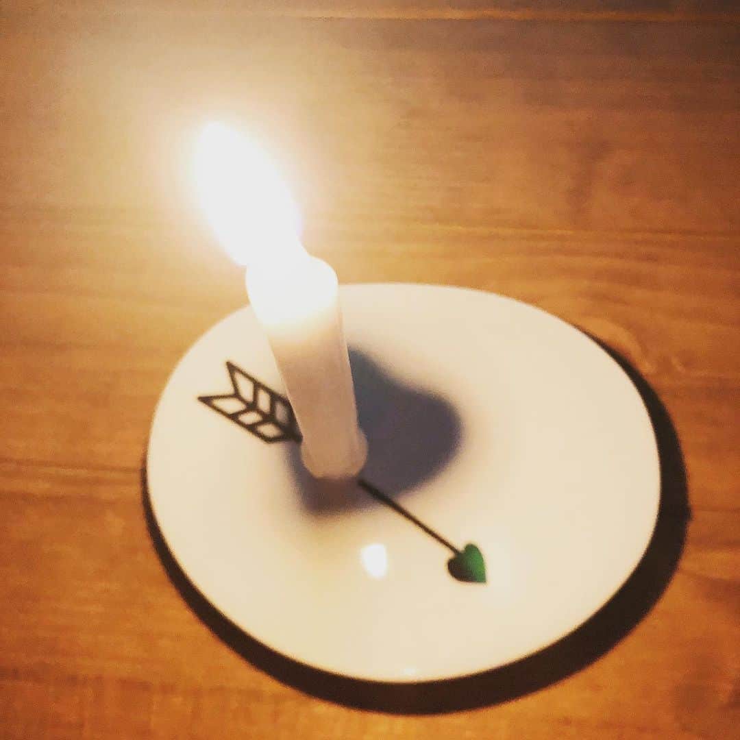 脇田唯のインスタグラム：「🕯 おうち時間、まだまだ続きそうですね。そんな、家の時間を豊かにしてくれるとってもかわいいセットが届いたよ💘  熊本県の西原村で「ろうそく」と「木工品」を製作、販売している波佐間工房さん。  古材を使用したインテリア家具や木工品(雑貨)と、「火を灯すと、影がハートになる」少し変わったキャンドルを作っていらっしゃいます。  しかも、このキャンドル❣ 一本一本手作りなんですって！  キャンドルスタンドは有田焼。 「影ありきのデザイン」にこだわって作られていて、キューピッドの矢がハートの影に刺さってるのがかわいいよね(*ฅ́˘ฅ̀*)♡  炎の揺らぎは見ていると 心が癒やされるんですよねー(•ө•)♡  #熊本 #有田焼 #キャンドル #お家時間 #波佐間工房 #ろうそく  http://angel.hazamakoubou.com/」